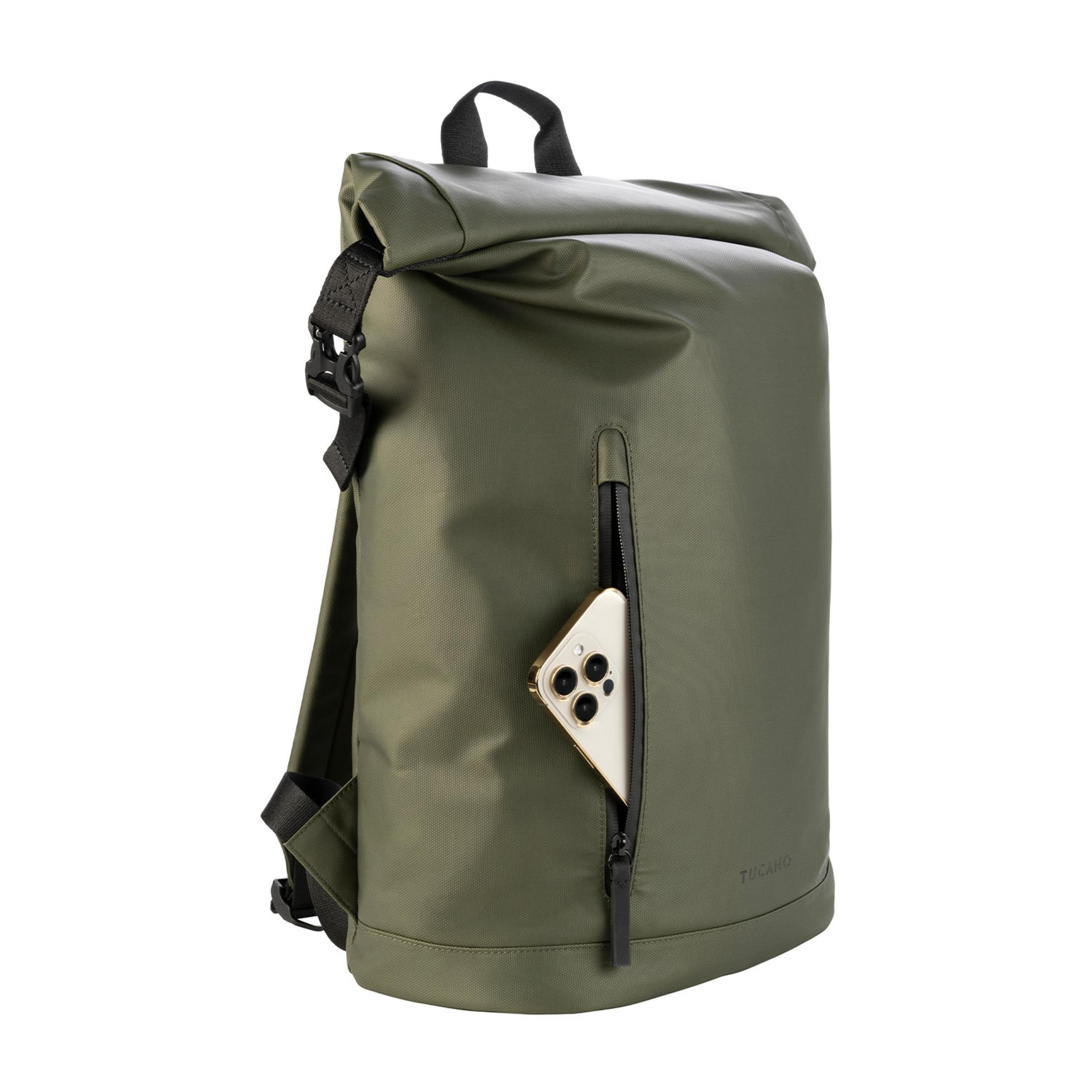 Grüner Rucksack mit Reißverschlusstasche und darin liegendem Handy.