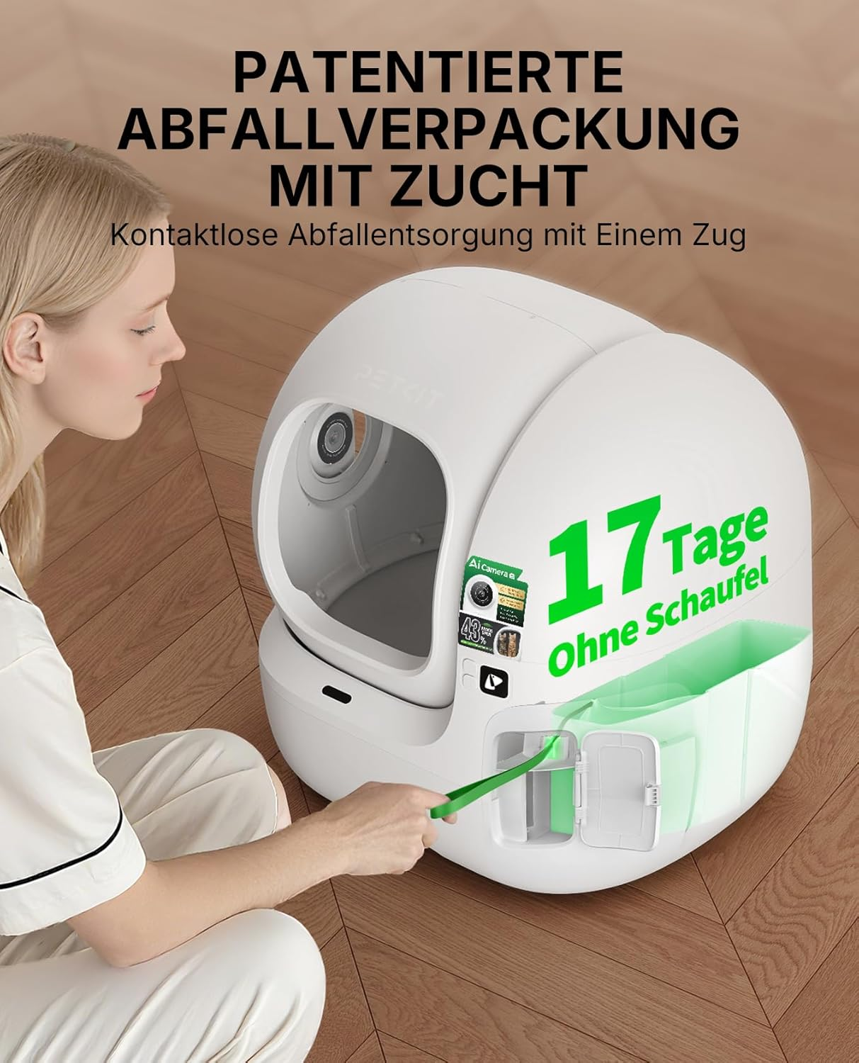 Eine Frau mit einem grünen Werkzeug benutzt eine weiße automatische Katzentoilette.