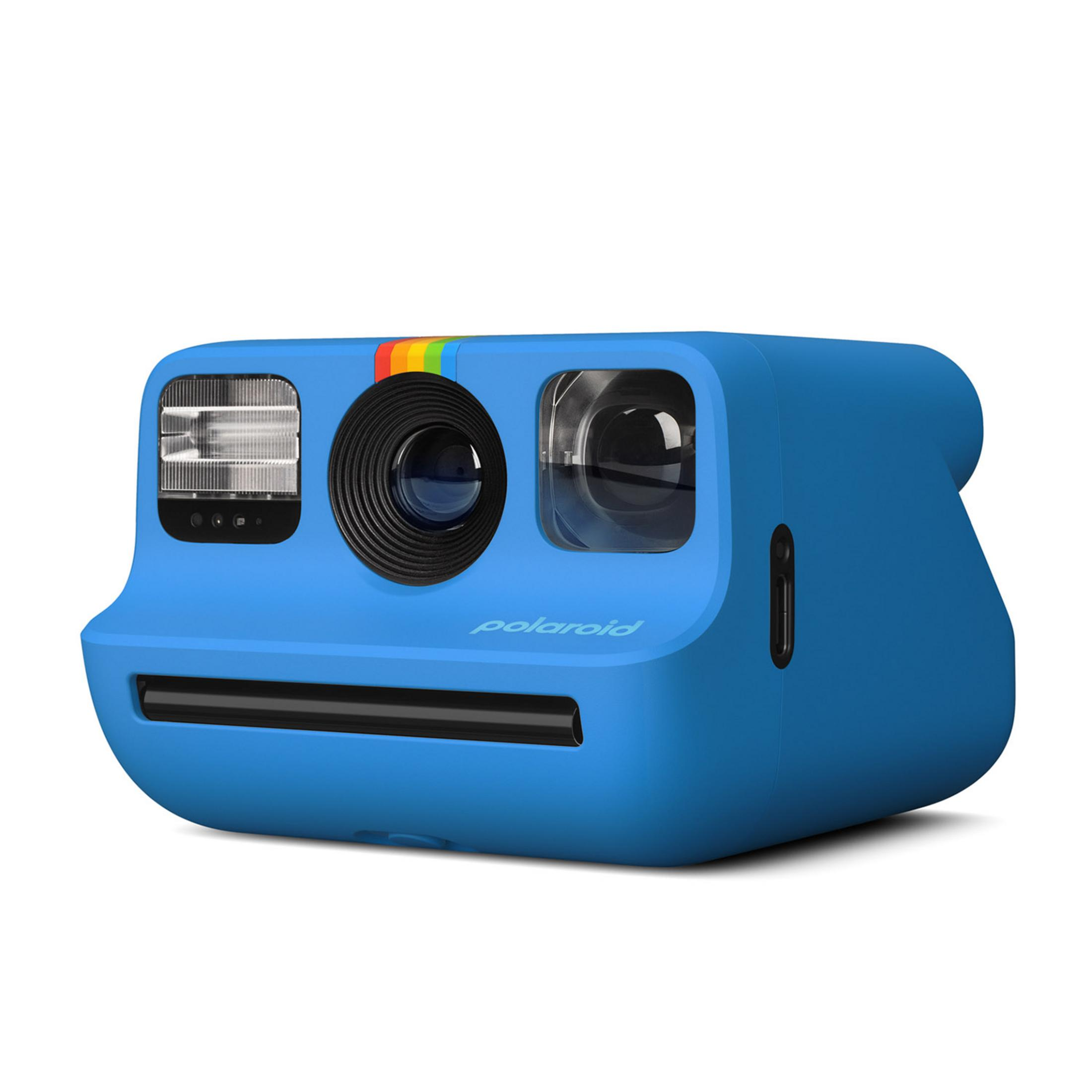 Blaue Polaroid-Kamera mit Regenbogenstreifen, Linse und Blitz.