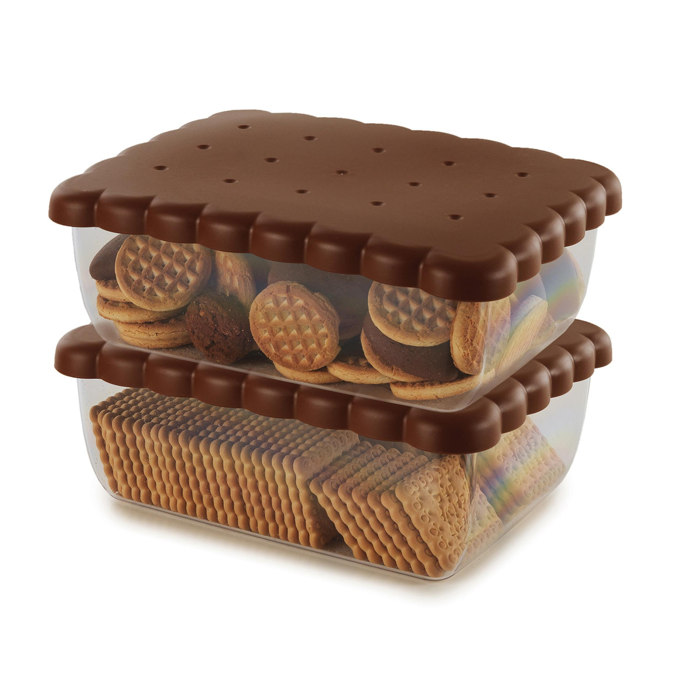 Un contenitore marrone a forma di biscotto impila due contenitori trasparenti pieni di biscotti.