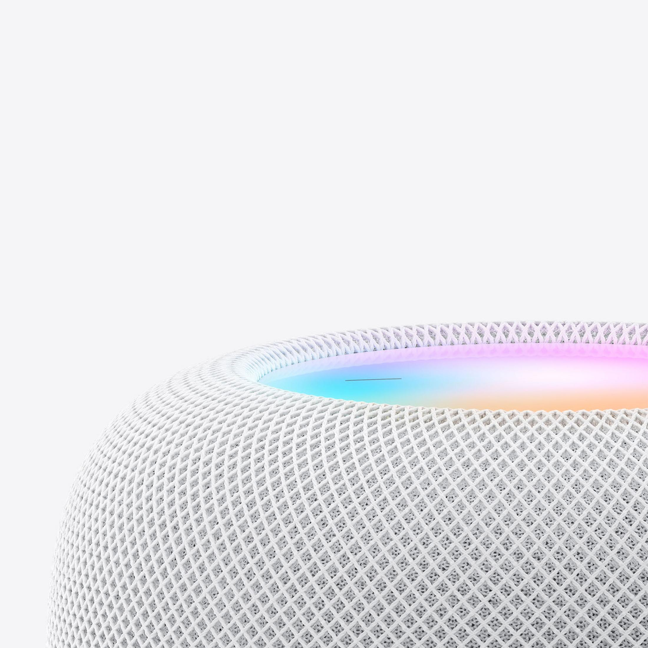 Una superficie bianca e sferica di altoparlante smart home con luce arcobaleno.