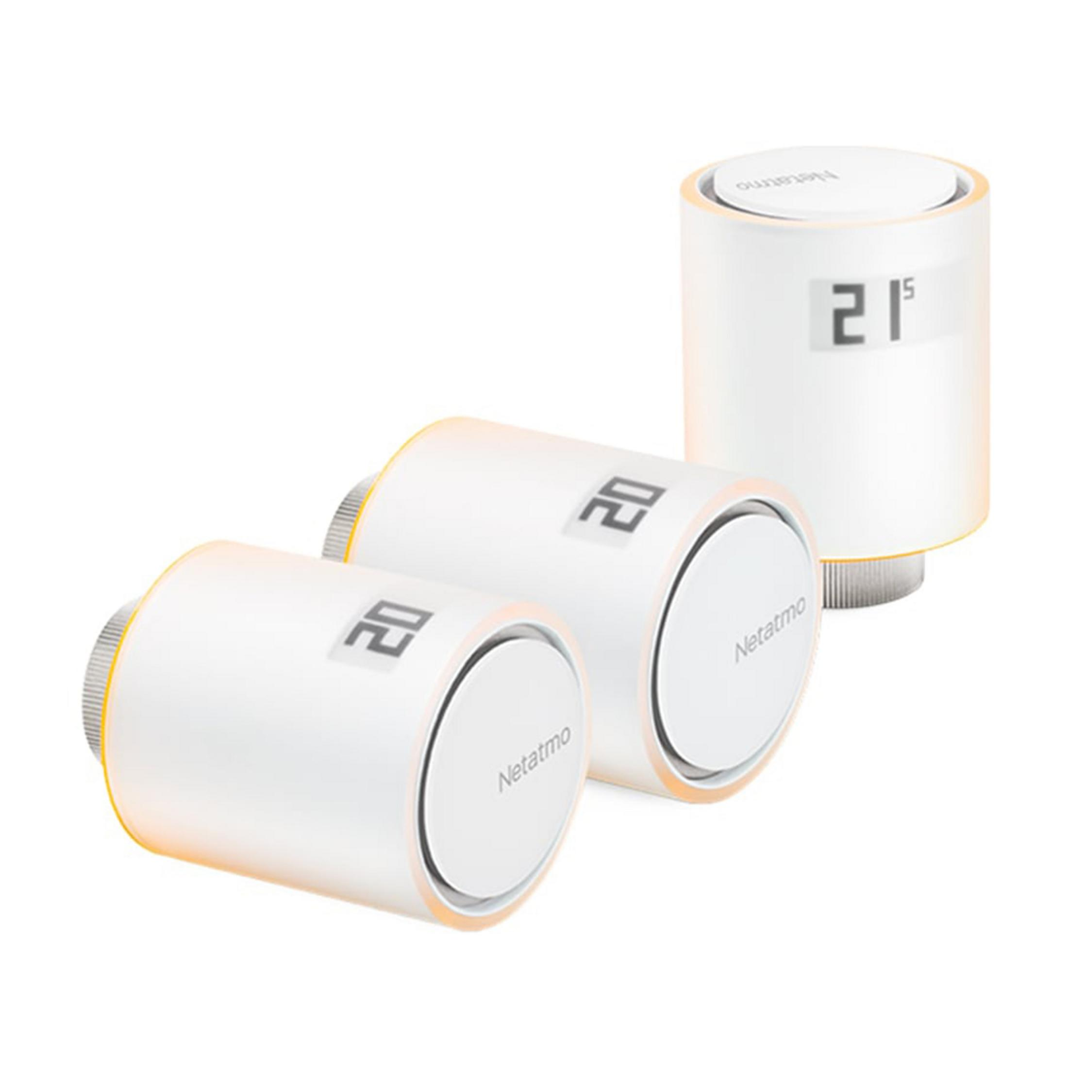 Trzy białe termostaty Netatmo. Dwa pokazują 20, jeden 21,5.