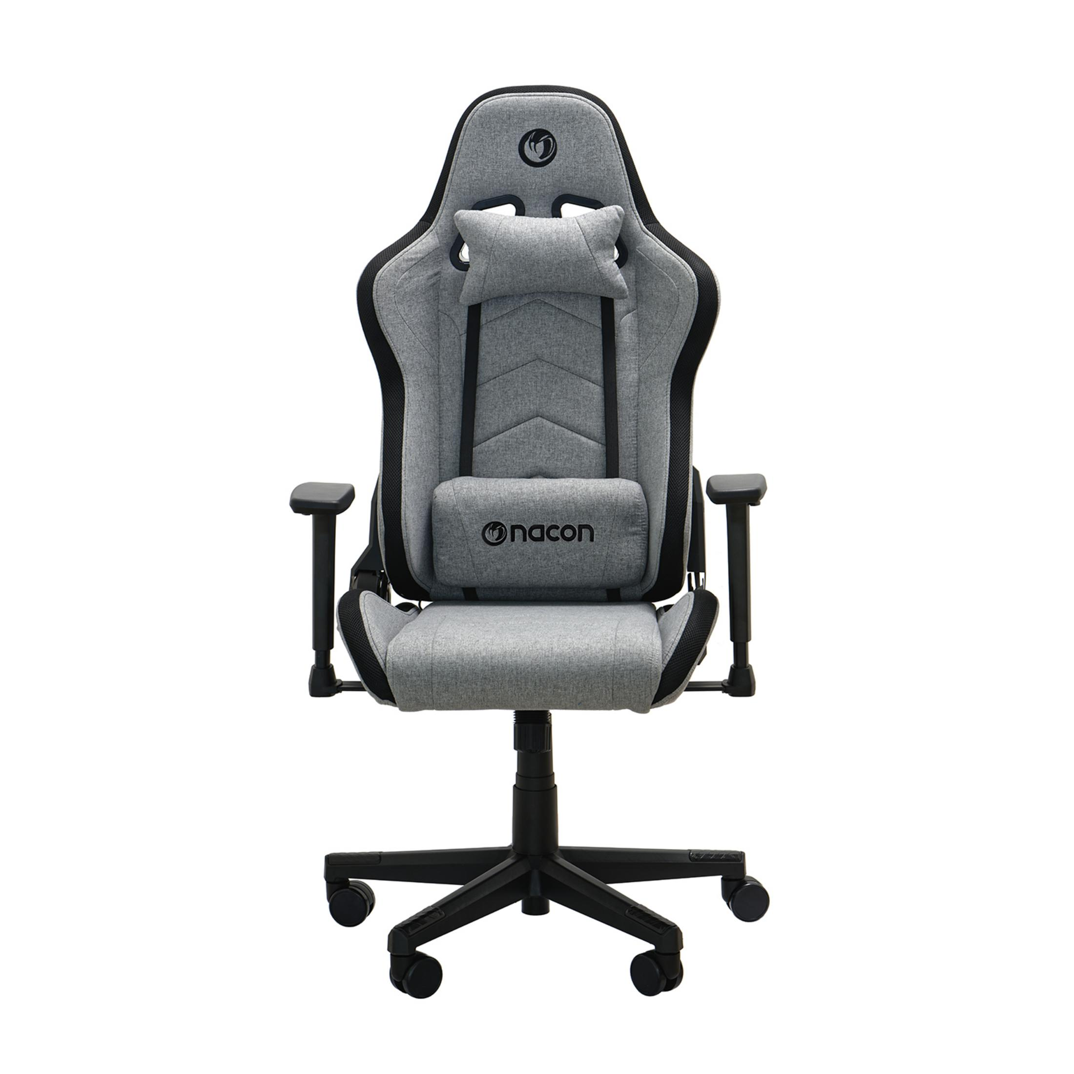 Silla gamer gris con almohada cervical y lumbar, base y ruedas negras.