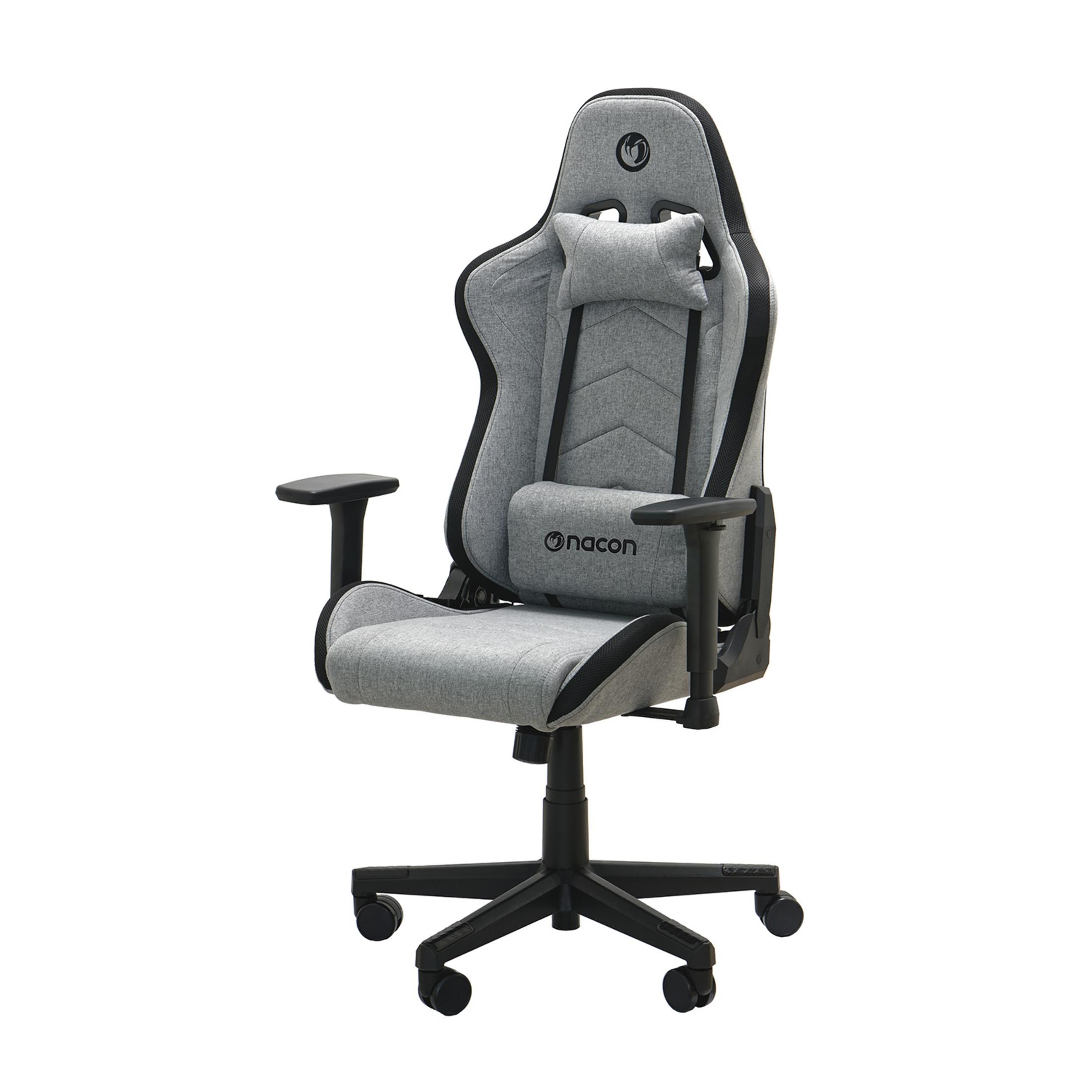 Silla gamer gris con almohada cervical, reposabrazos y ruedas.