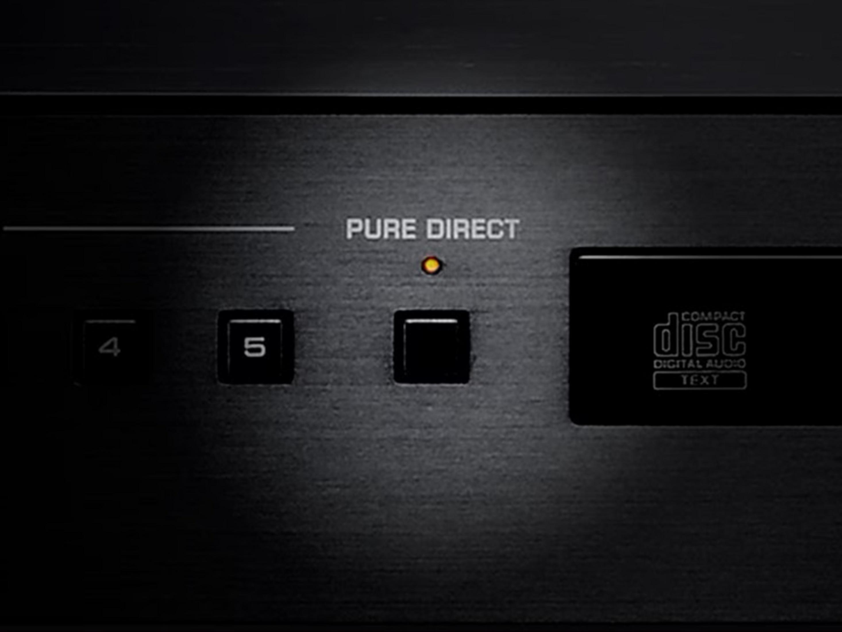 Primo piano di un lettore CD con "PURE DIRECT" e logo CD.