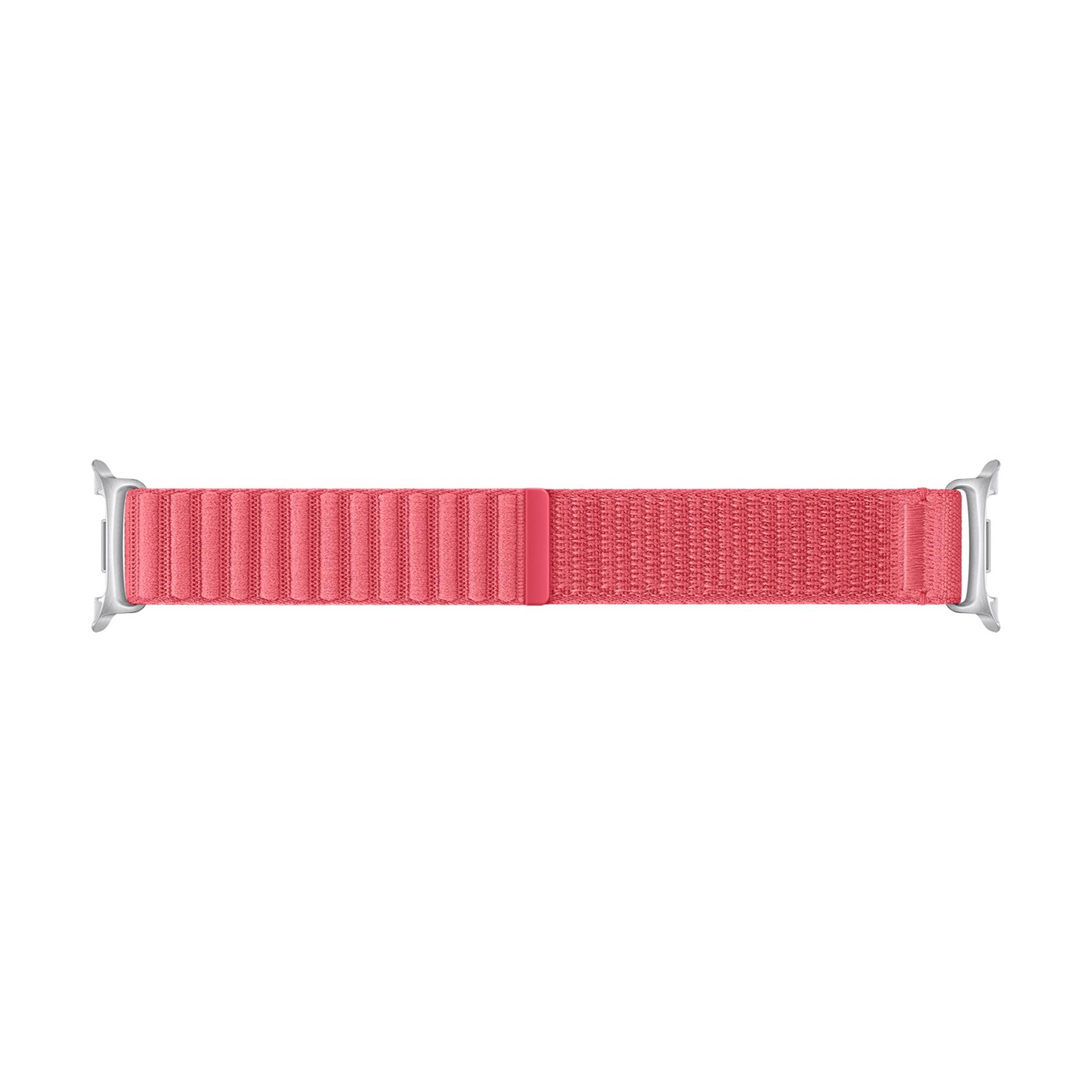 Un cinturino color corallo con connettori argentati su sfondo bianco.