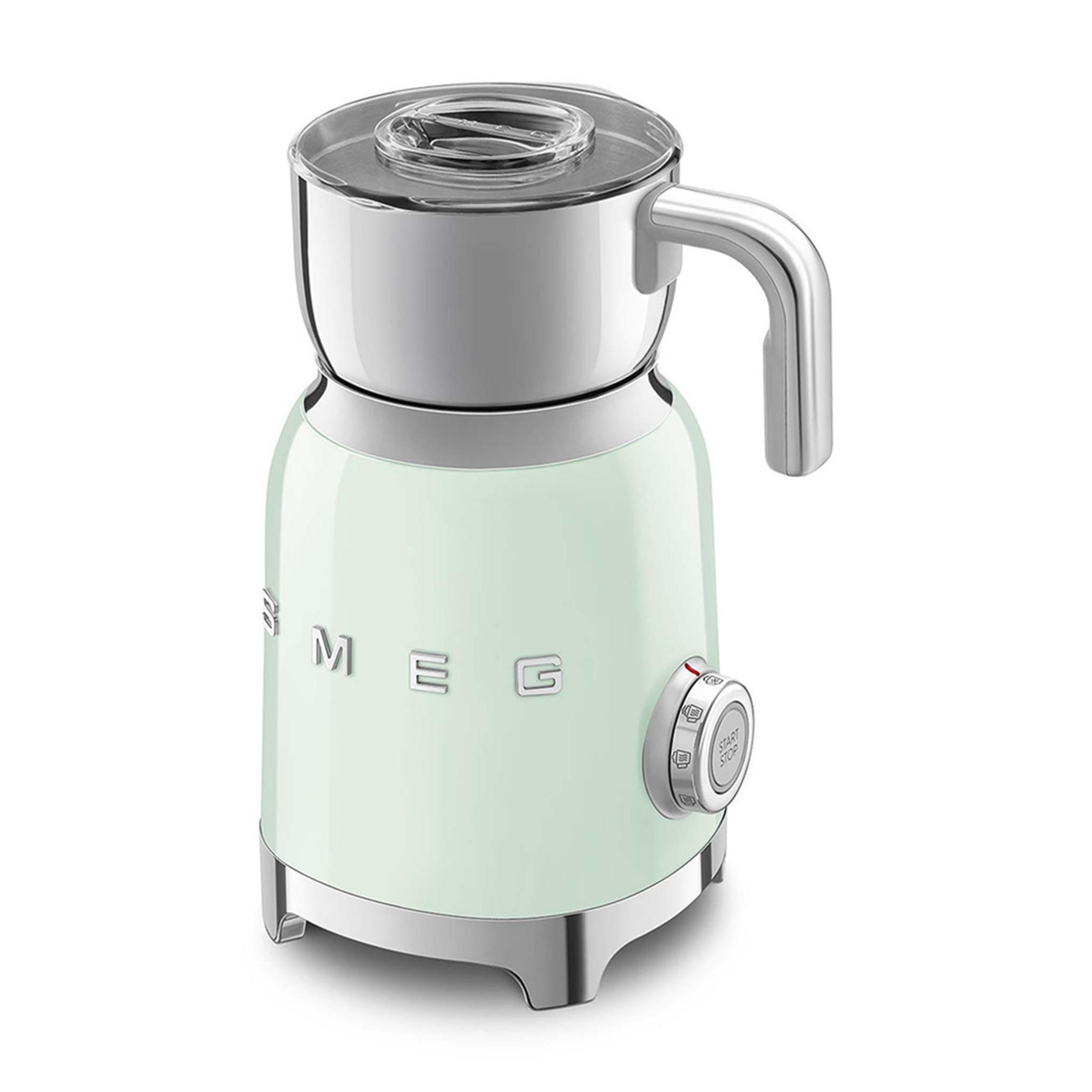 Jasnozielony spieniacz do mleka SMEG ze srebrnymi akcentami.