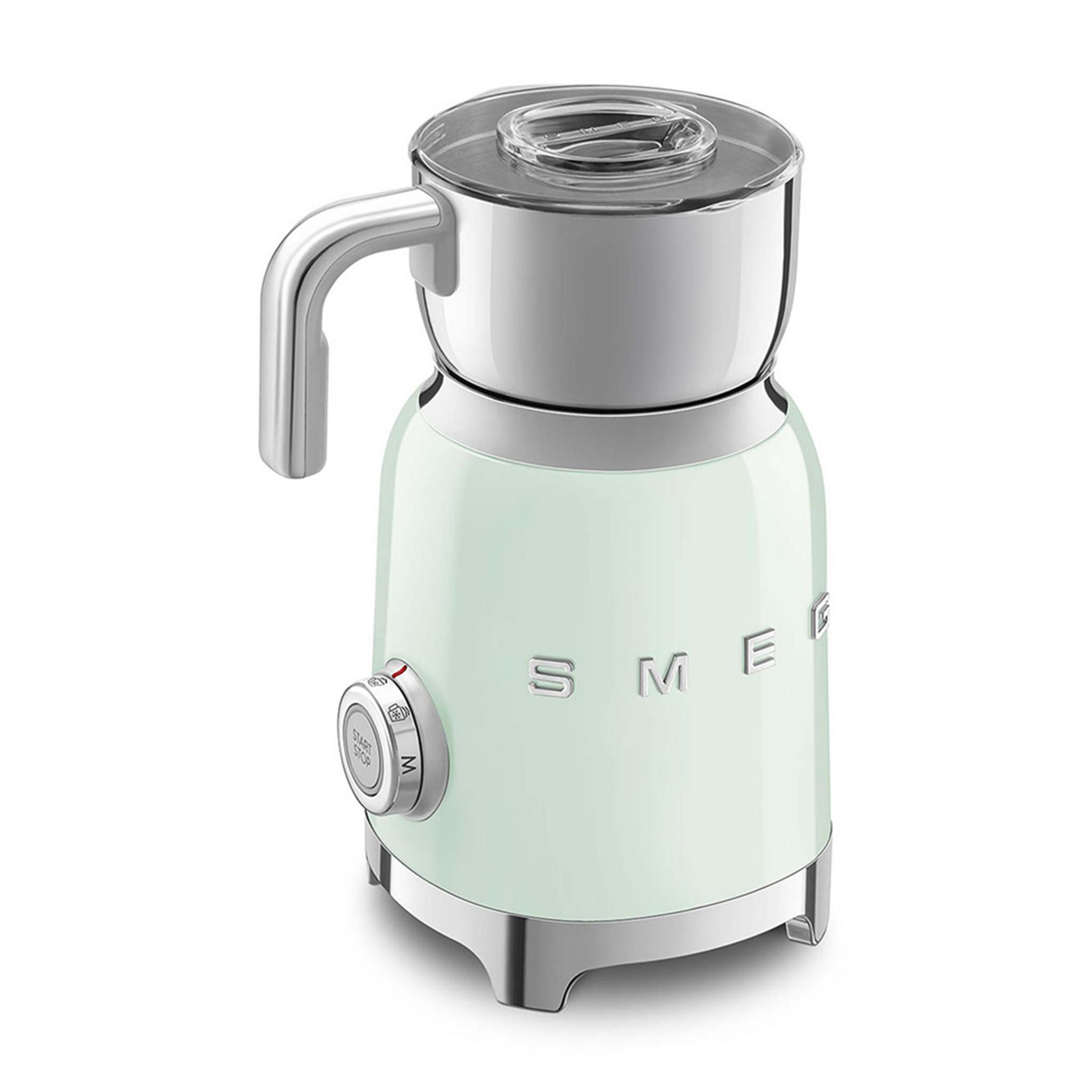 Jasnozielony spieniacz do mleka z chromowanymi detalami i przezroczystą pokrywką.