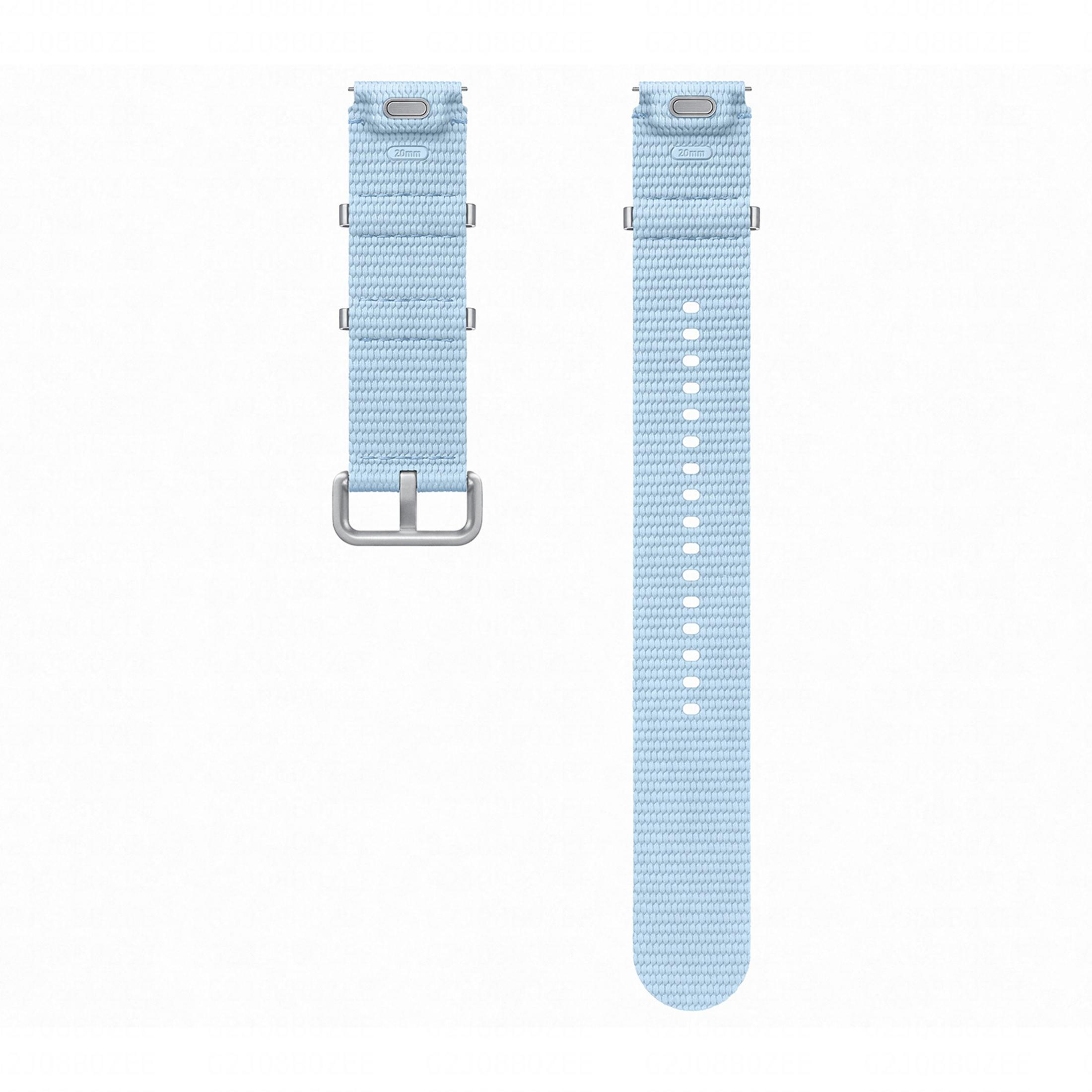 Dos correas de reloj de tela azul claro con conectores plateados sobre fondo blanco.