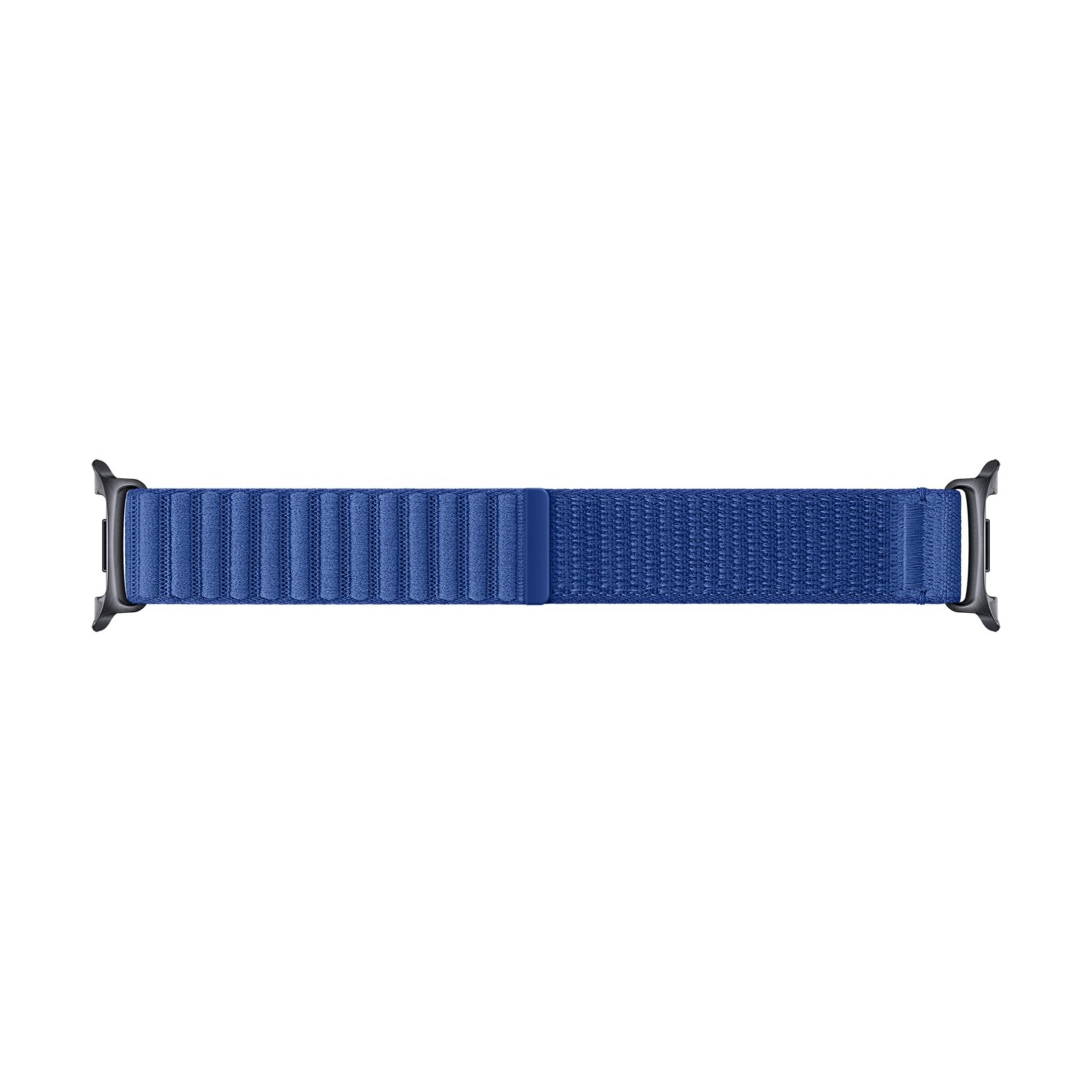 Una correa de reloj azul con pliegues verticales y conectores negros.