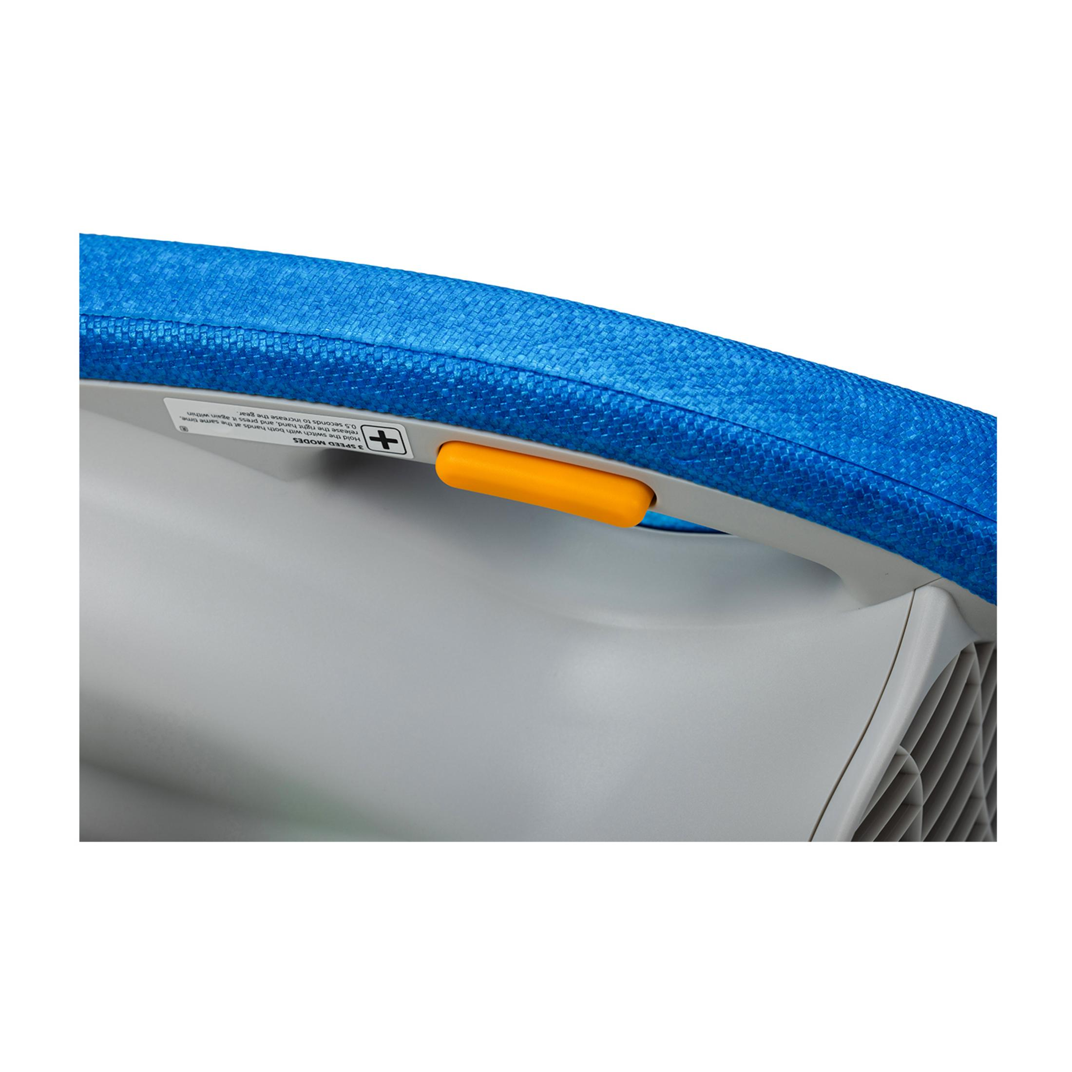 Un mango azul con un botón naranja sobre una carcasa gris.