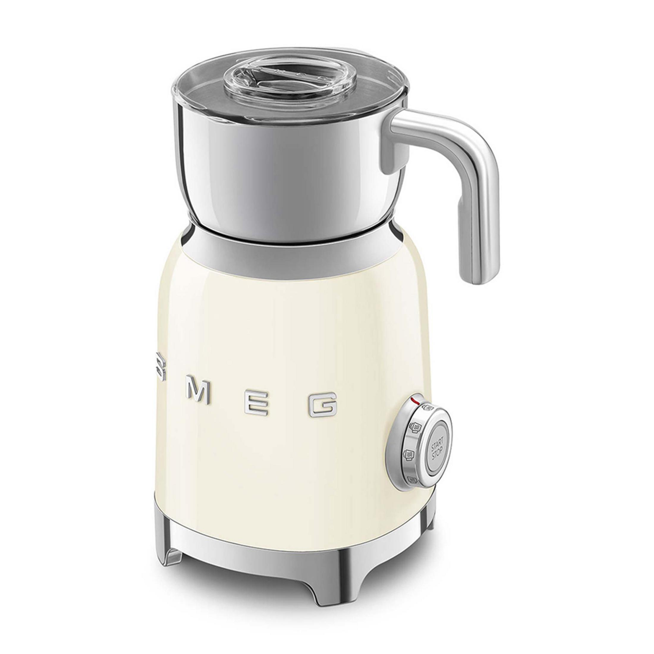 Kremowy spieniacz do mleka z srebrnymi akcentami i przezroczystą pokrywką.