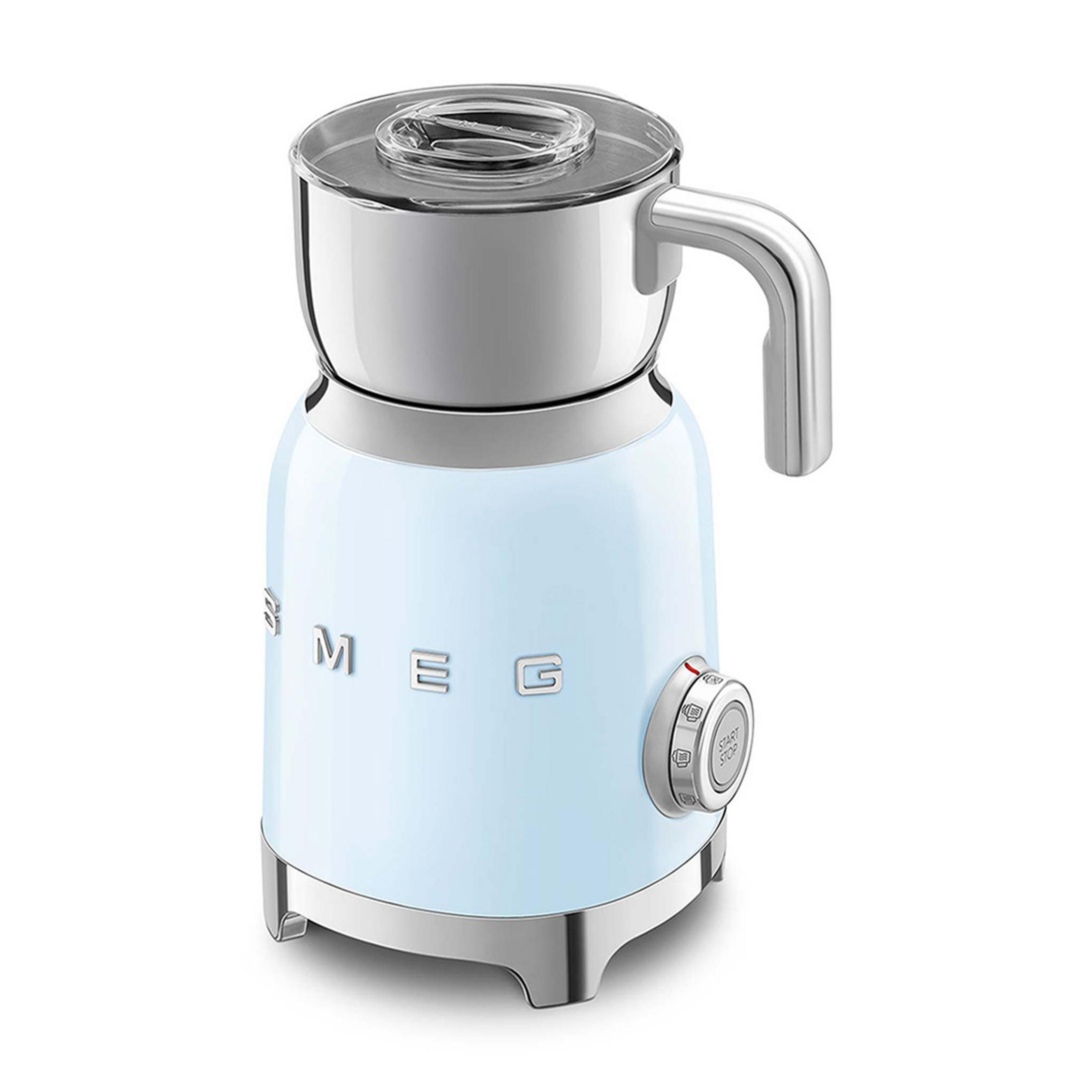 Jasnoniebieski spieniacz do mleka Smeg ze srebrnymi akcentami i przezroczystą pokrywą.