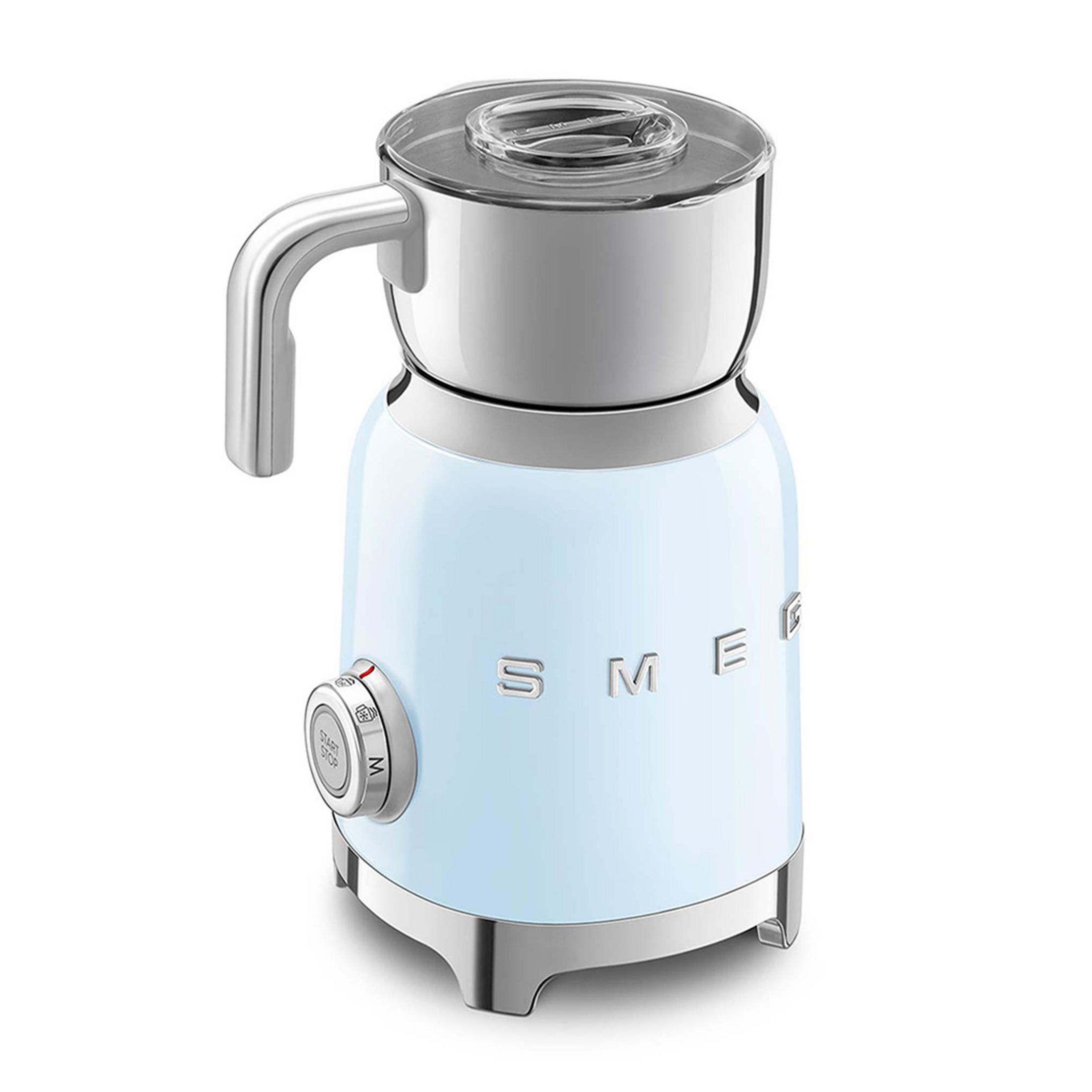 Jasnoniebieski spieniacz do mleka z srebrnymi detalami i przezroczystą pokrywką.