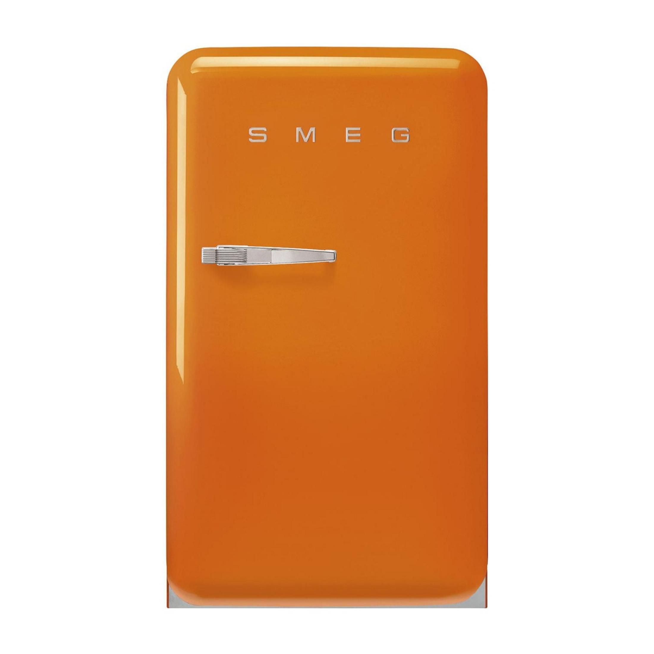 Un frigorifero Smeg arancione con maniglia e logo argentati.
