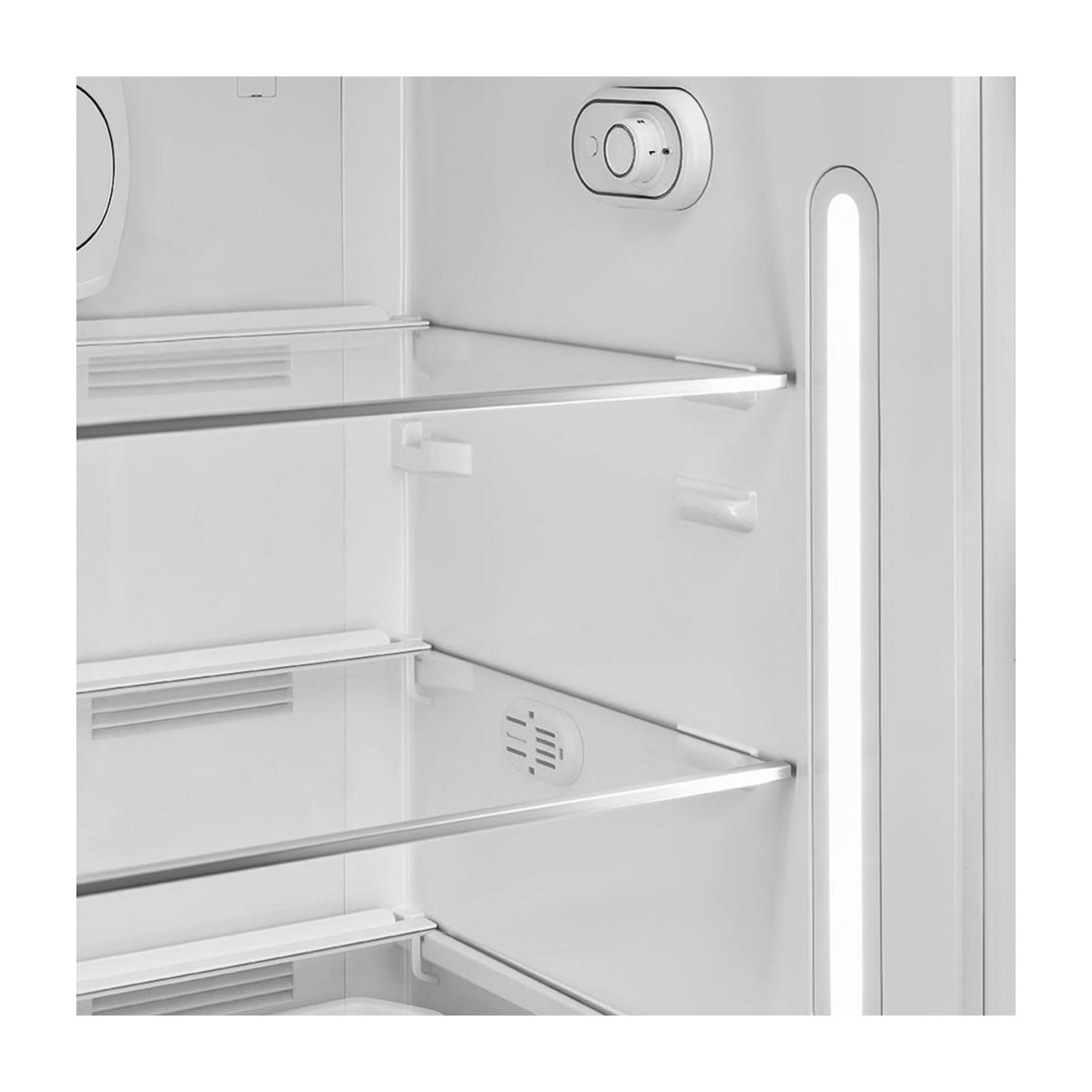 Interno di un frigorifero bianco con ripiani in vetro e illuminazione a LED.