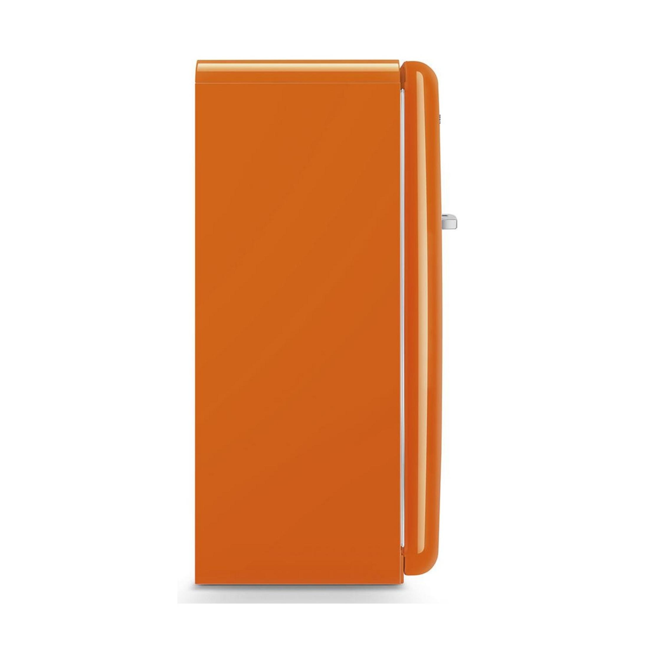 Un frigorífico naranja con asa plateada, visto de lado.