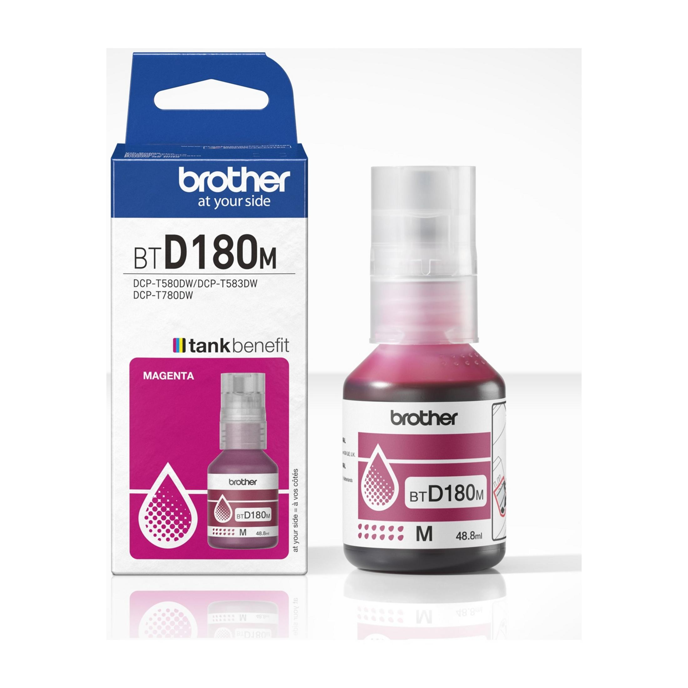Butelka z magenta tuszem obok pudełka Brother BT D180M.