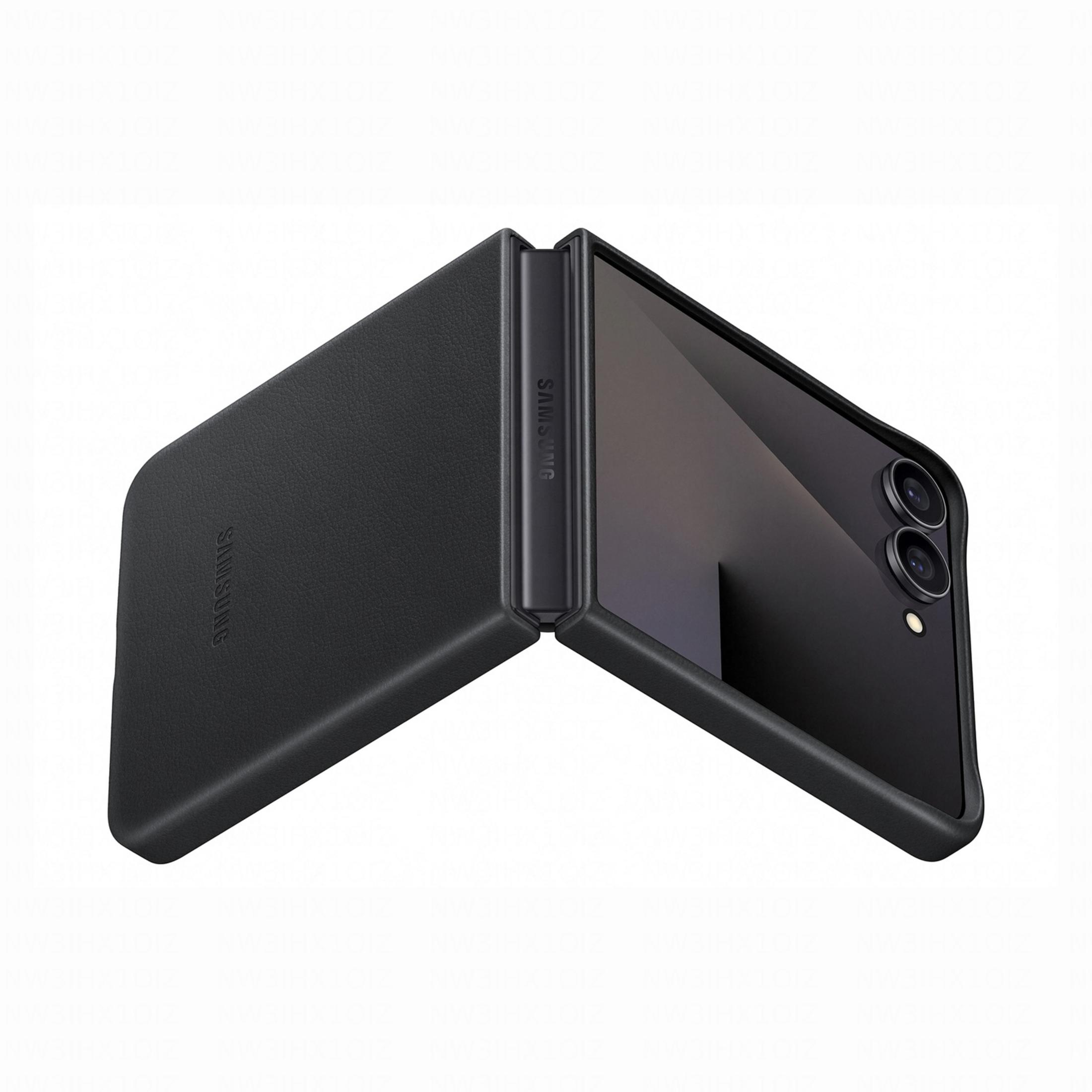 Schwarzes Samsung Klapphandy, offen, mit zwei Kameras auf der Rückseite.
