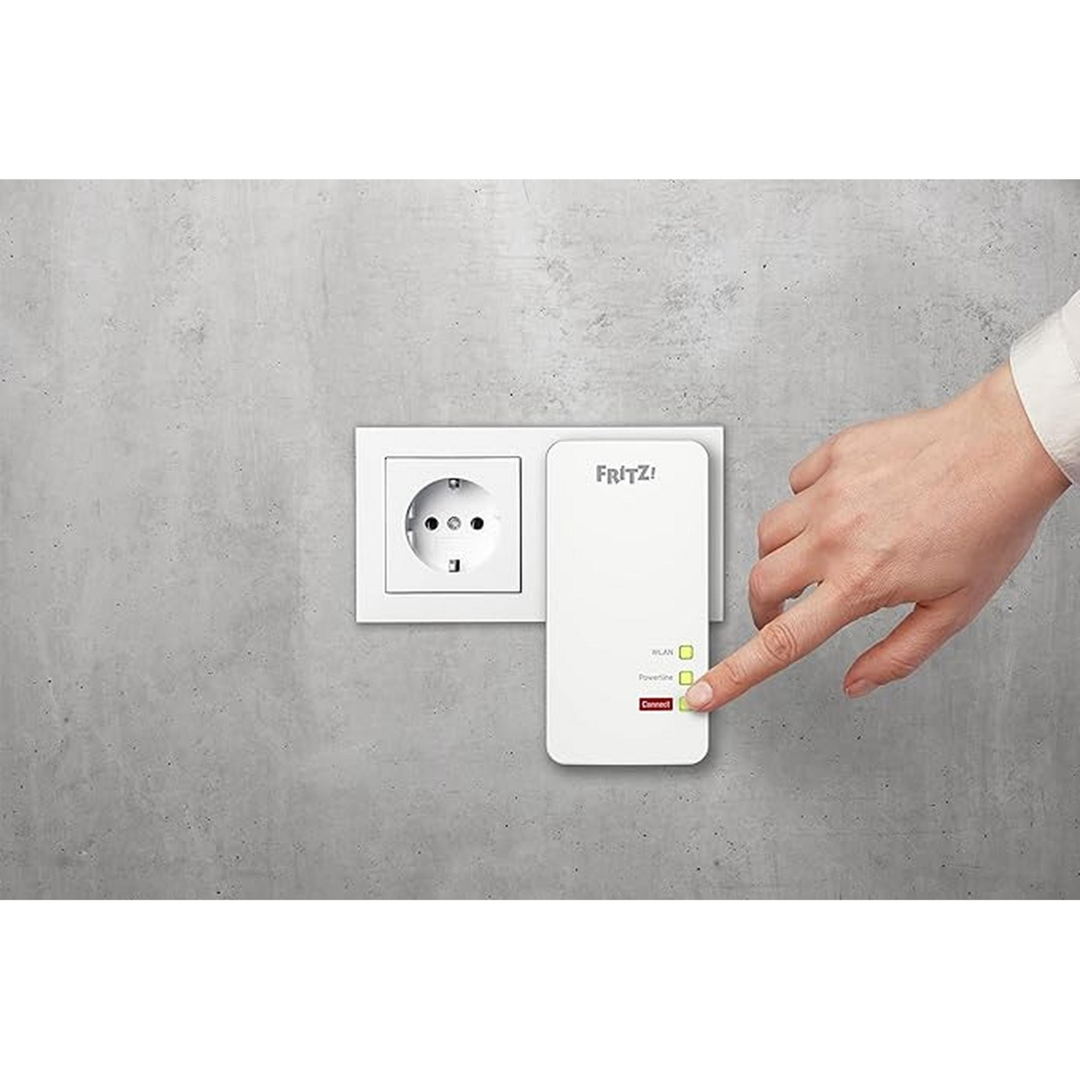 Repeater Fritz! jest podłączony do gniazdka. Ręka naciska przycisk Connect.