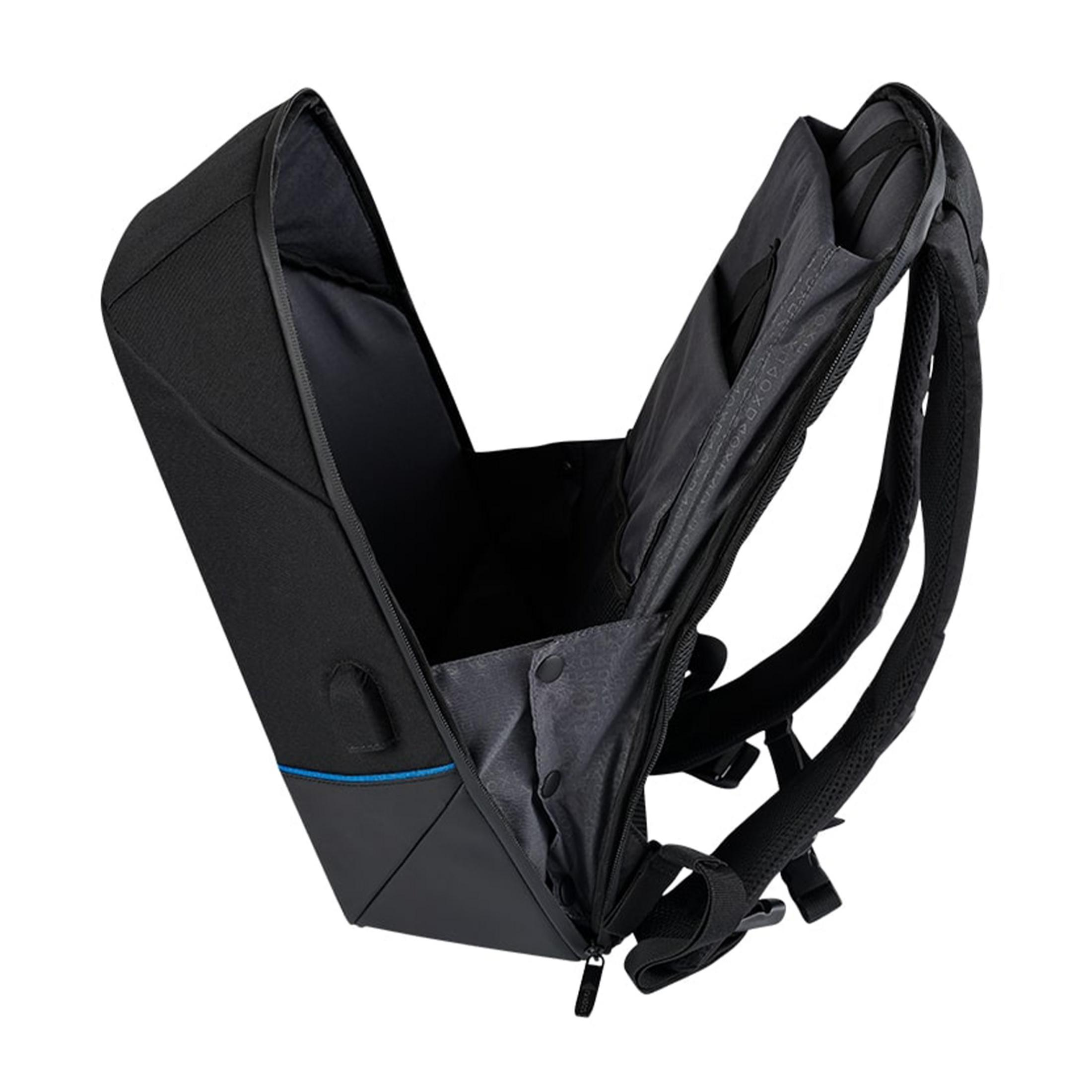 Czarny plecak z otwartą komorą główną i niebieskimi akcentami.