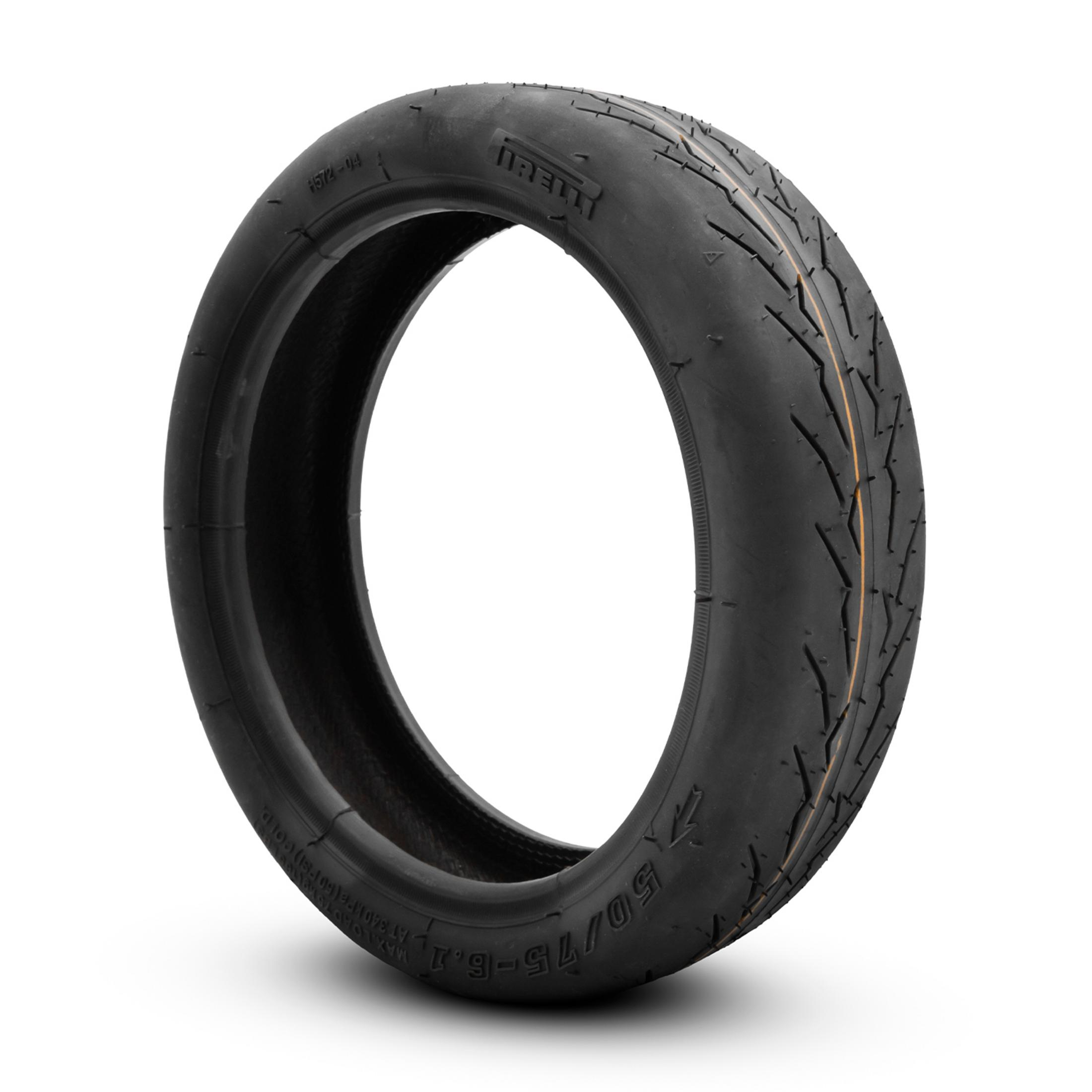 Uno pneumatico da moto nero con marchio Pirelli e battistrada.