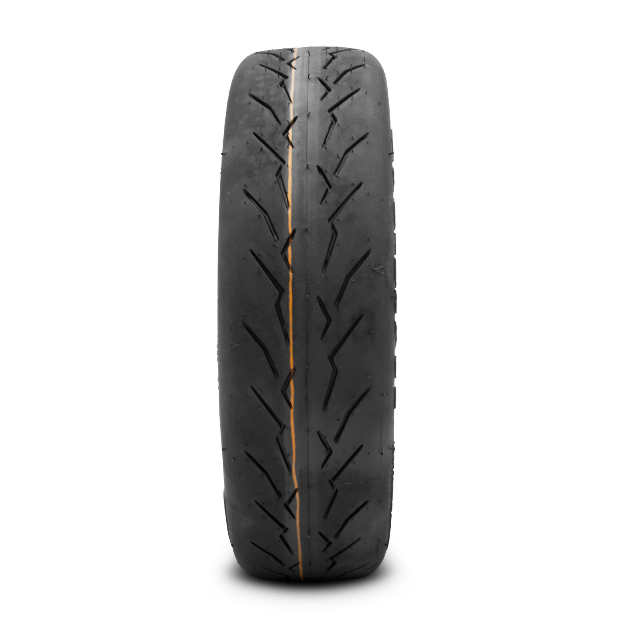Uno pneumatico da moto nero con striscia arancione e profonde scanalature.