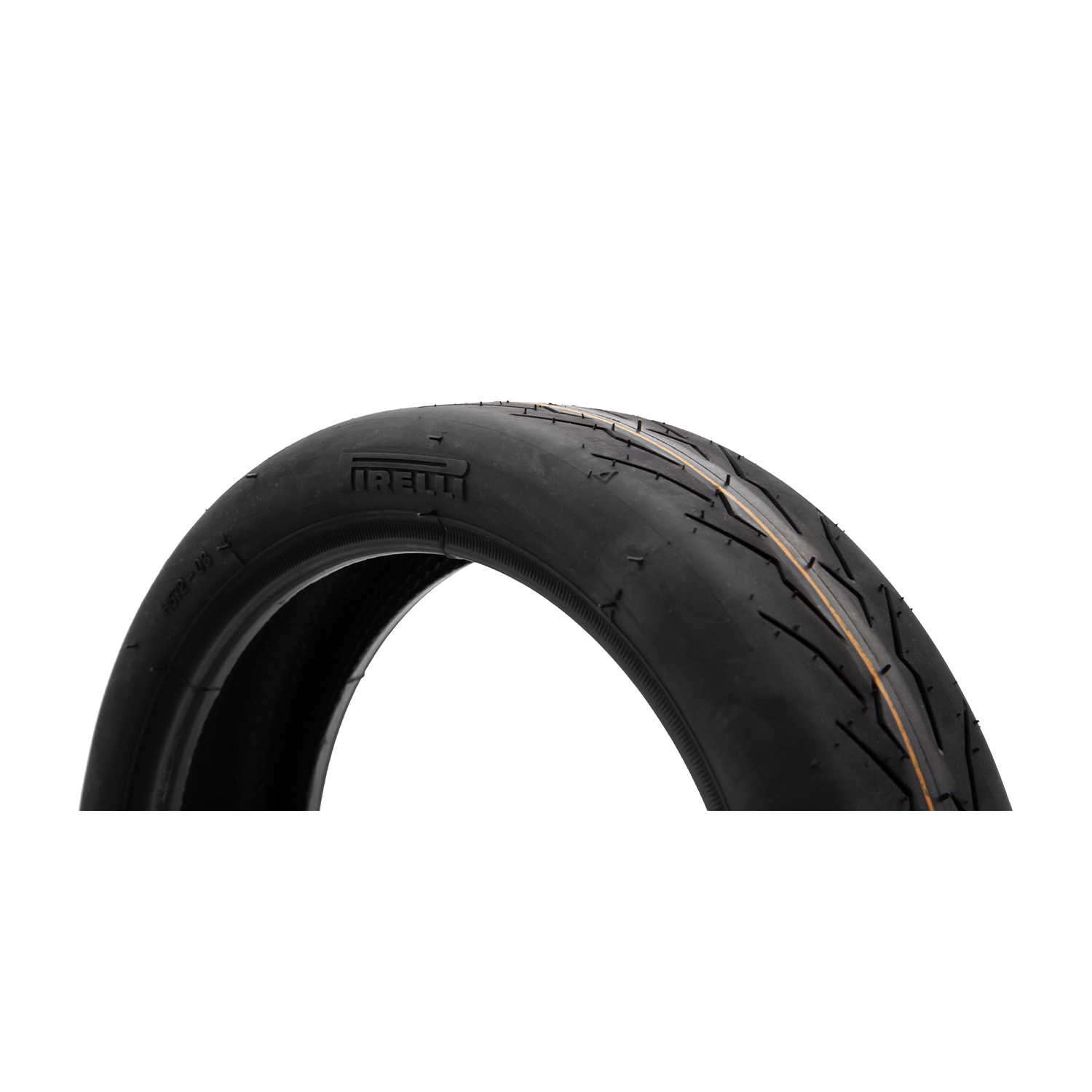 Uno pneumatico da moto nero con marchio Pirelli e strisce arancioni.