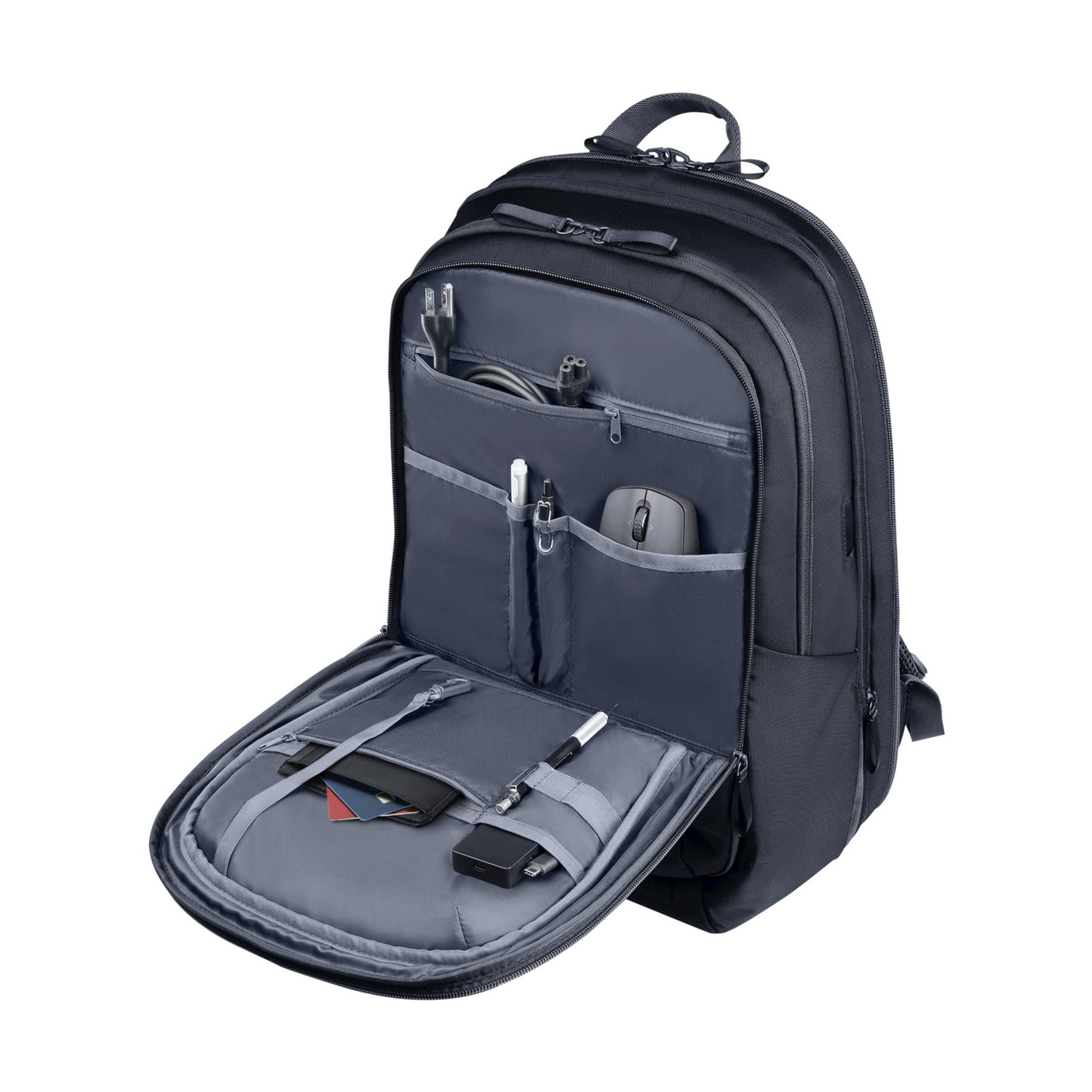Una mochila negra está abierta mostrando sus compartimentos con portátil, ratón, cables y tarjetas.