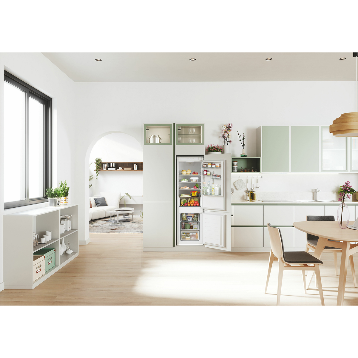 Una cucina luminosa e moderna con frigorifero aperto, tavolo da pranzo e vista soggiorno.