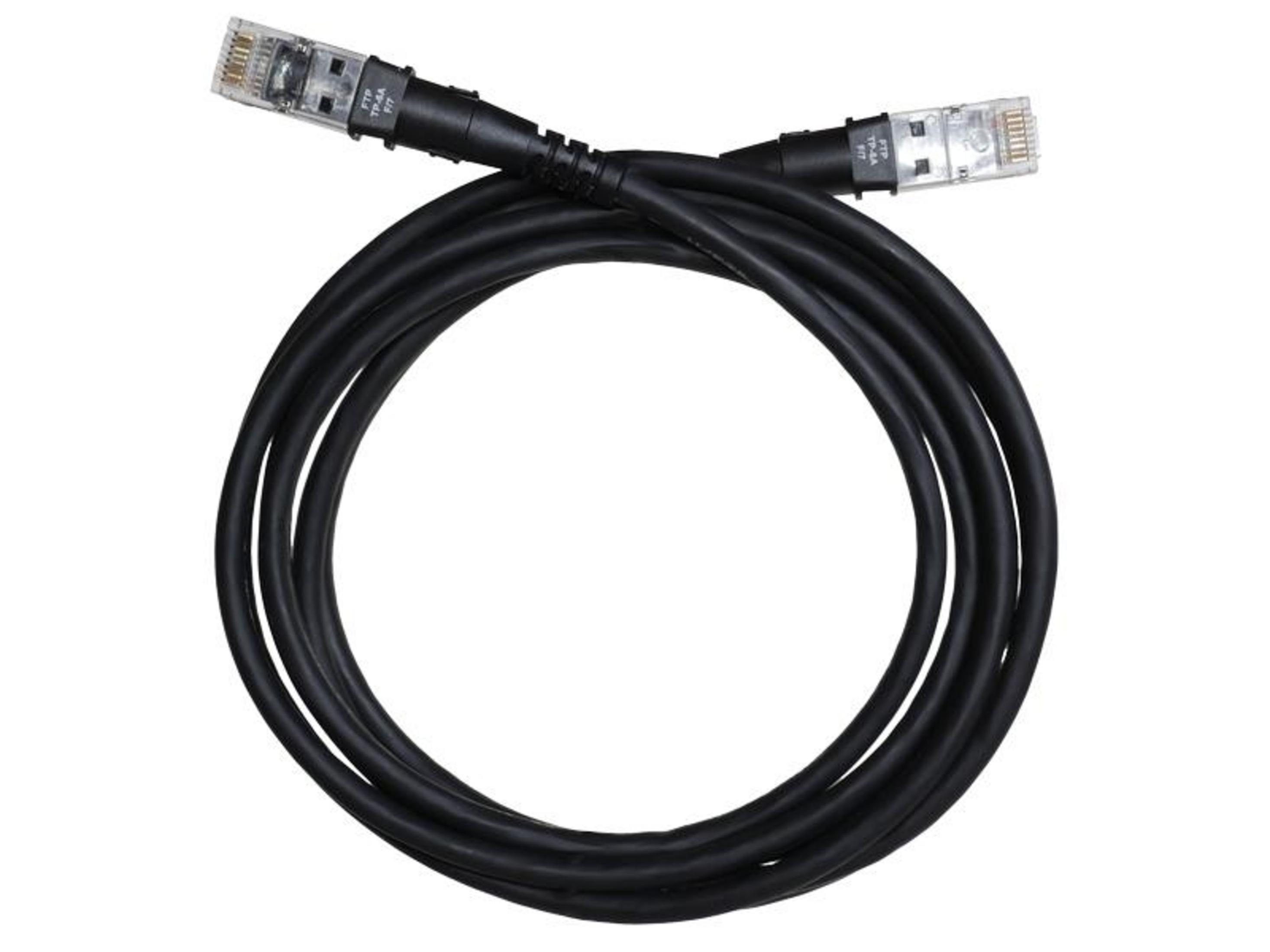 Un câble Ethernet noir avec connecteurs RJ45 transparents, sur fond blanc.