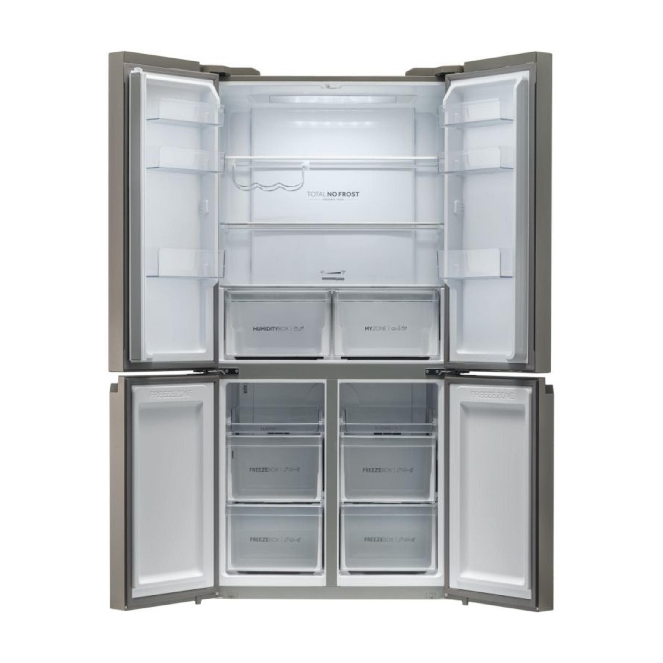Un refrigerador abierto, gris, de cuatro puertas, con luces interiores y compartimentos.