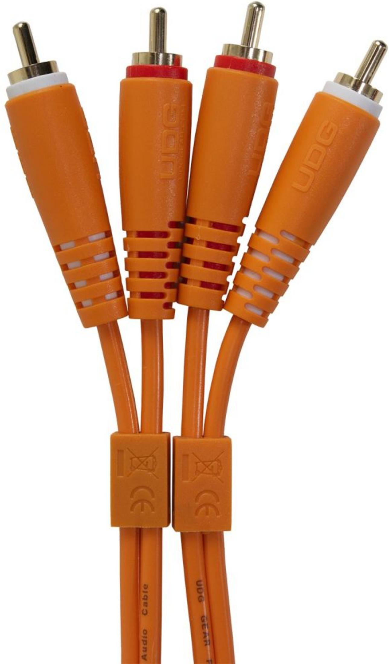 Vier orange RCA-Audiokabel mit vergoldeten Steckern auf weißem Hintergrund.
