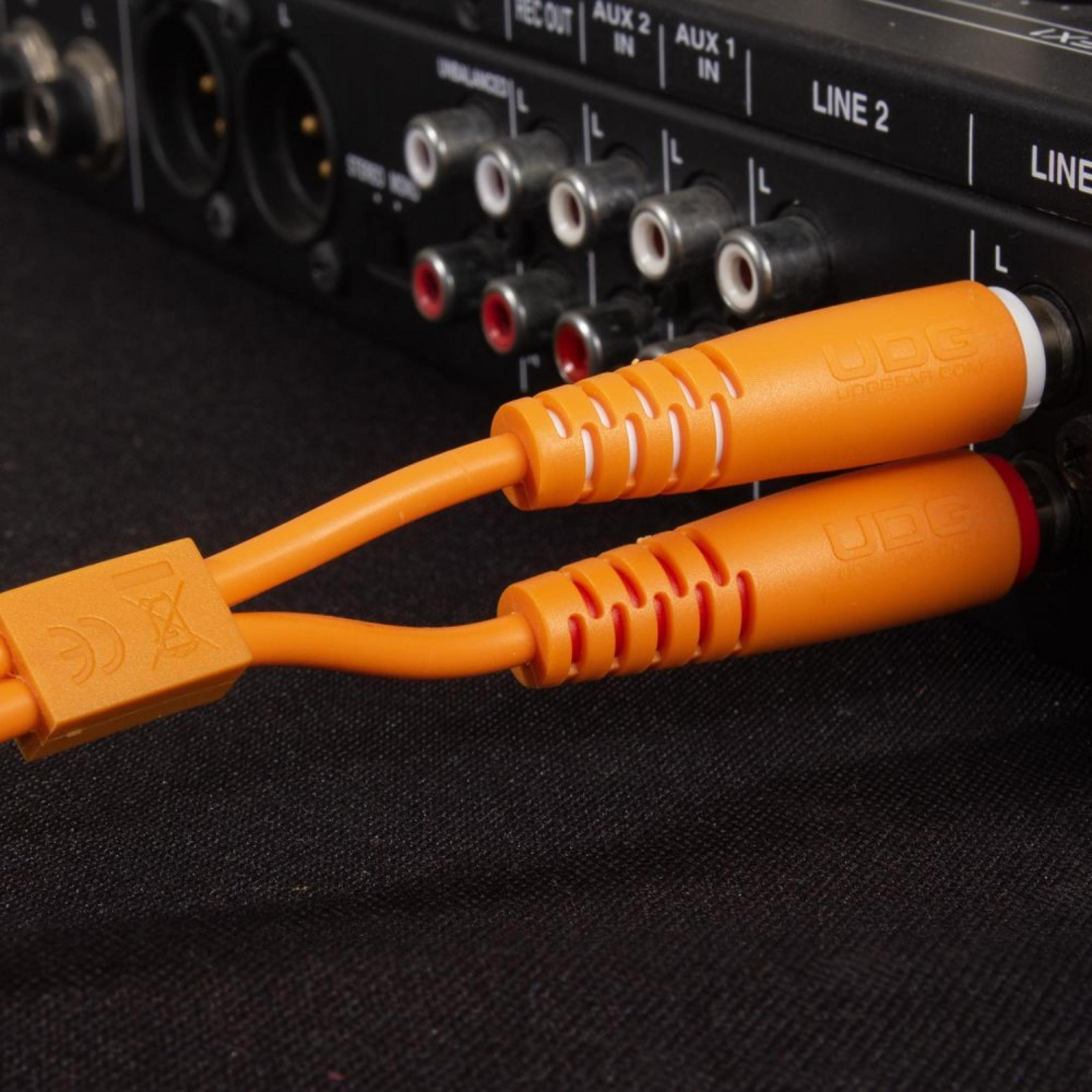 Orange Audiokabel in schwarzem Gerät mit RCA-Anschlüssen.