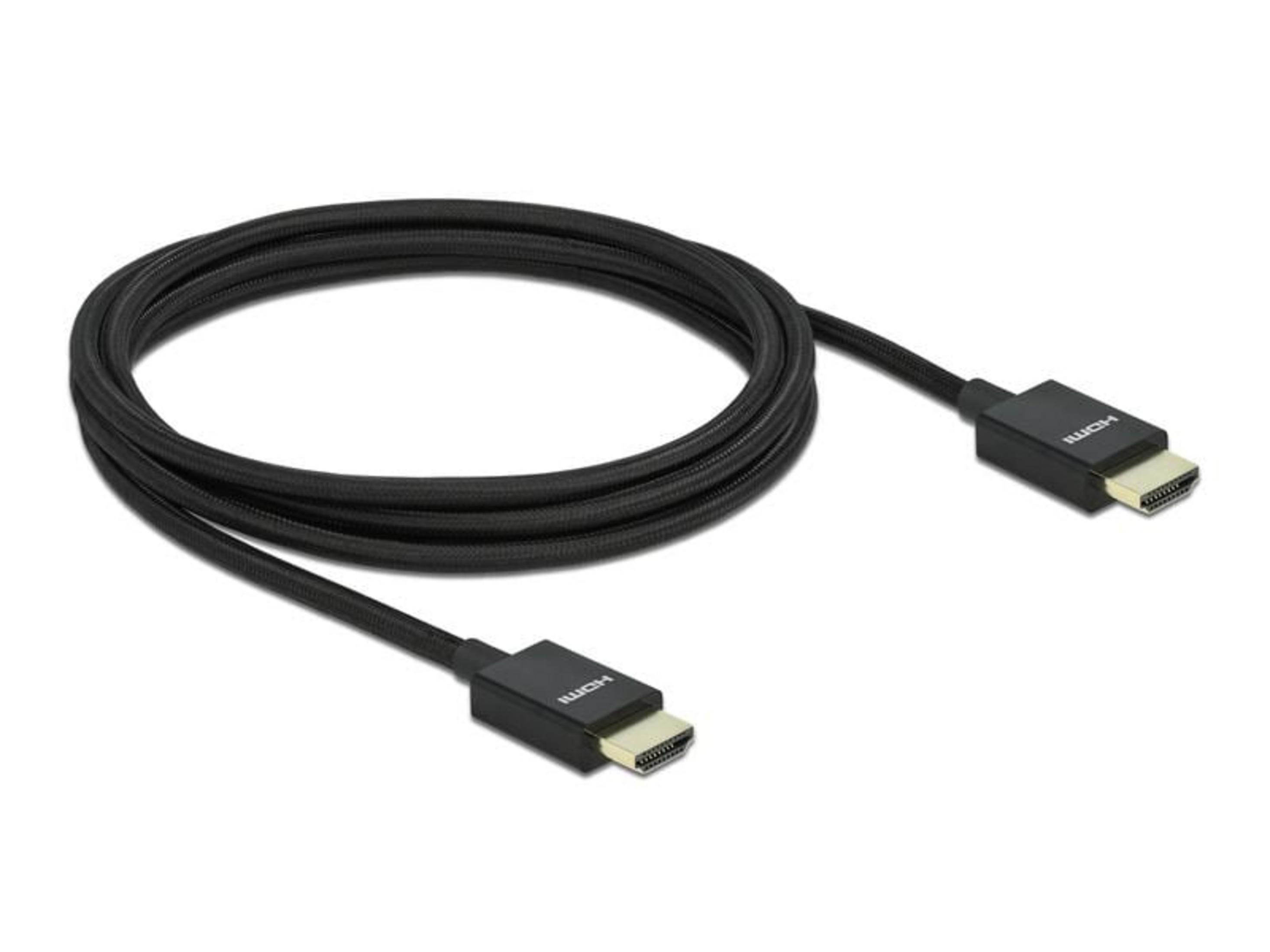 Un câble HDMI noir repose sur un fond blanc.