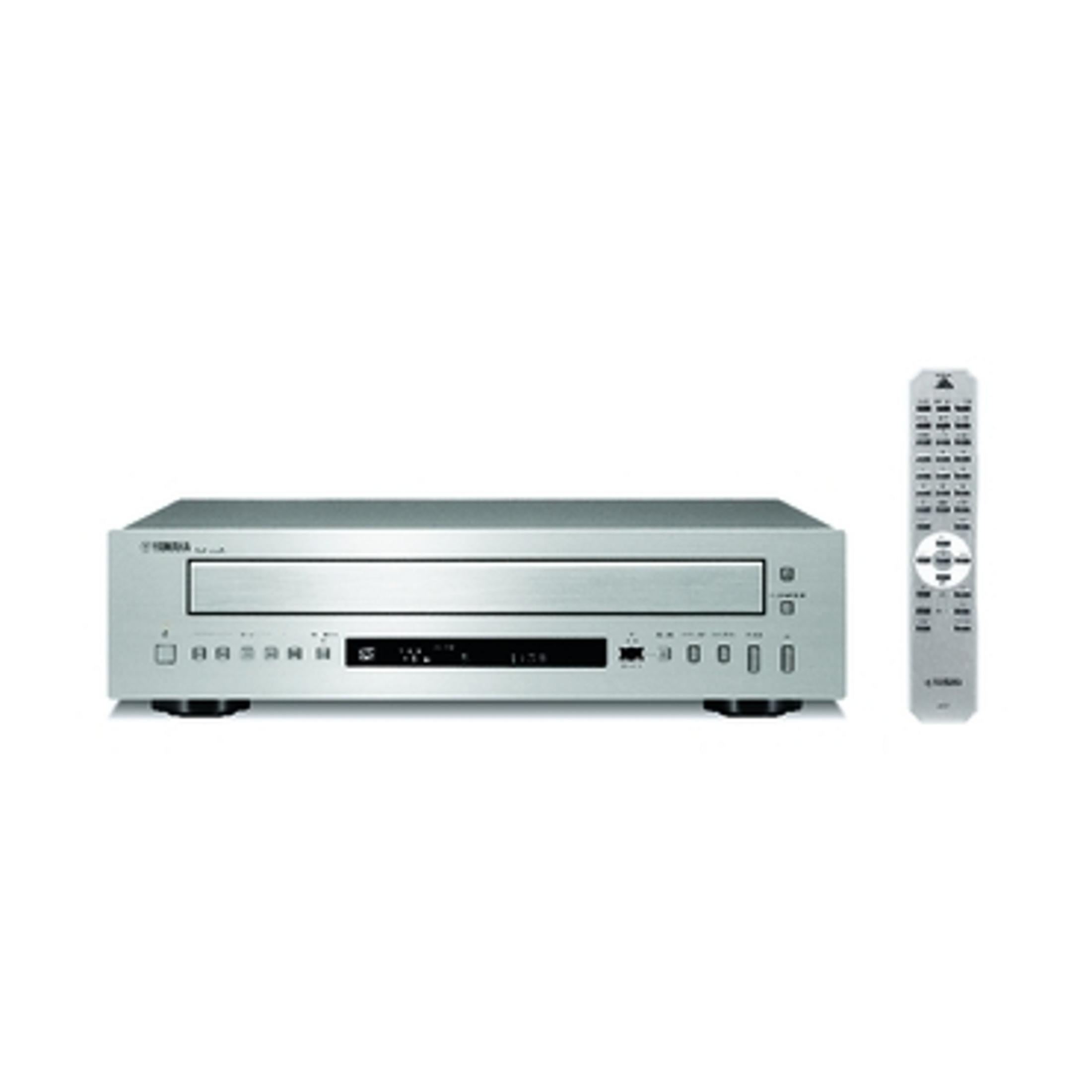 Gümüş Yamaha CD çalar uzaktan kumandalı.