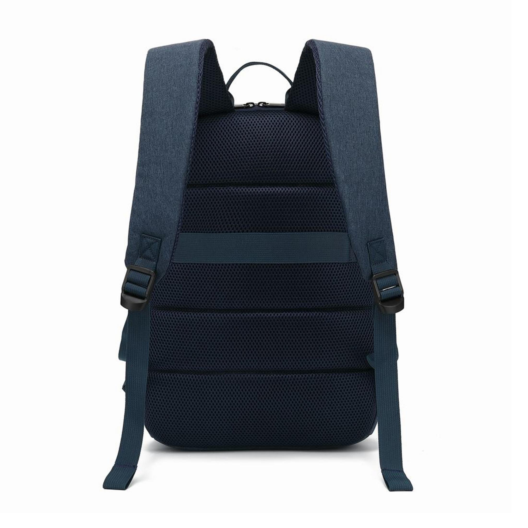 Rückseite eines dunkelblauen Rucksacks mit gepolsterten Trägern und Netzrücken.