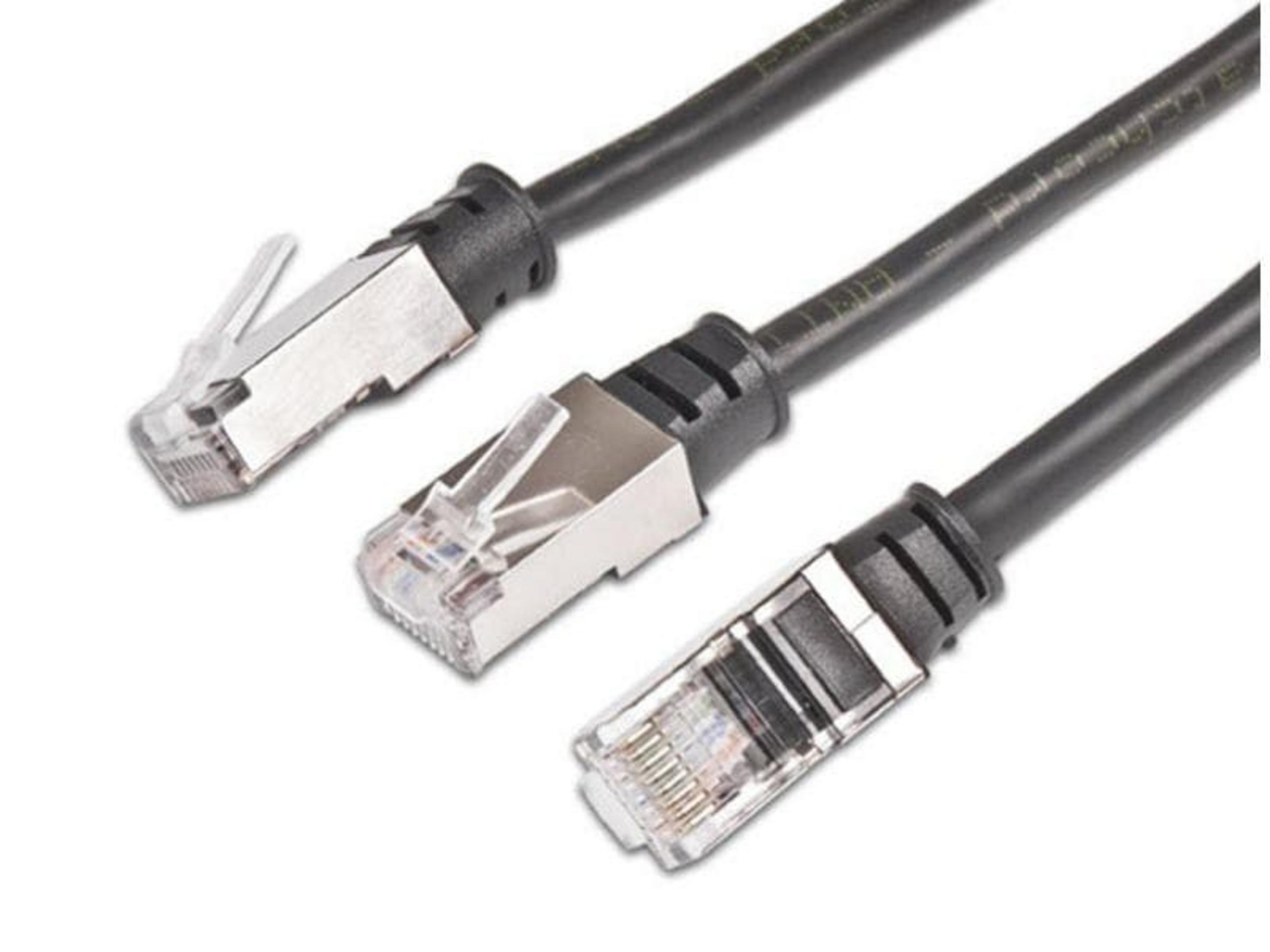 Drei schwarze Ethernet-Kabel mit silbernen Anschlüssen liegen nebeneinander.