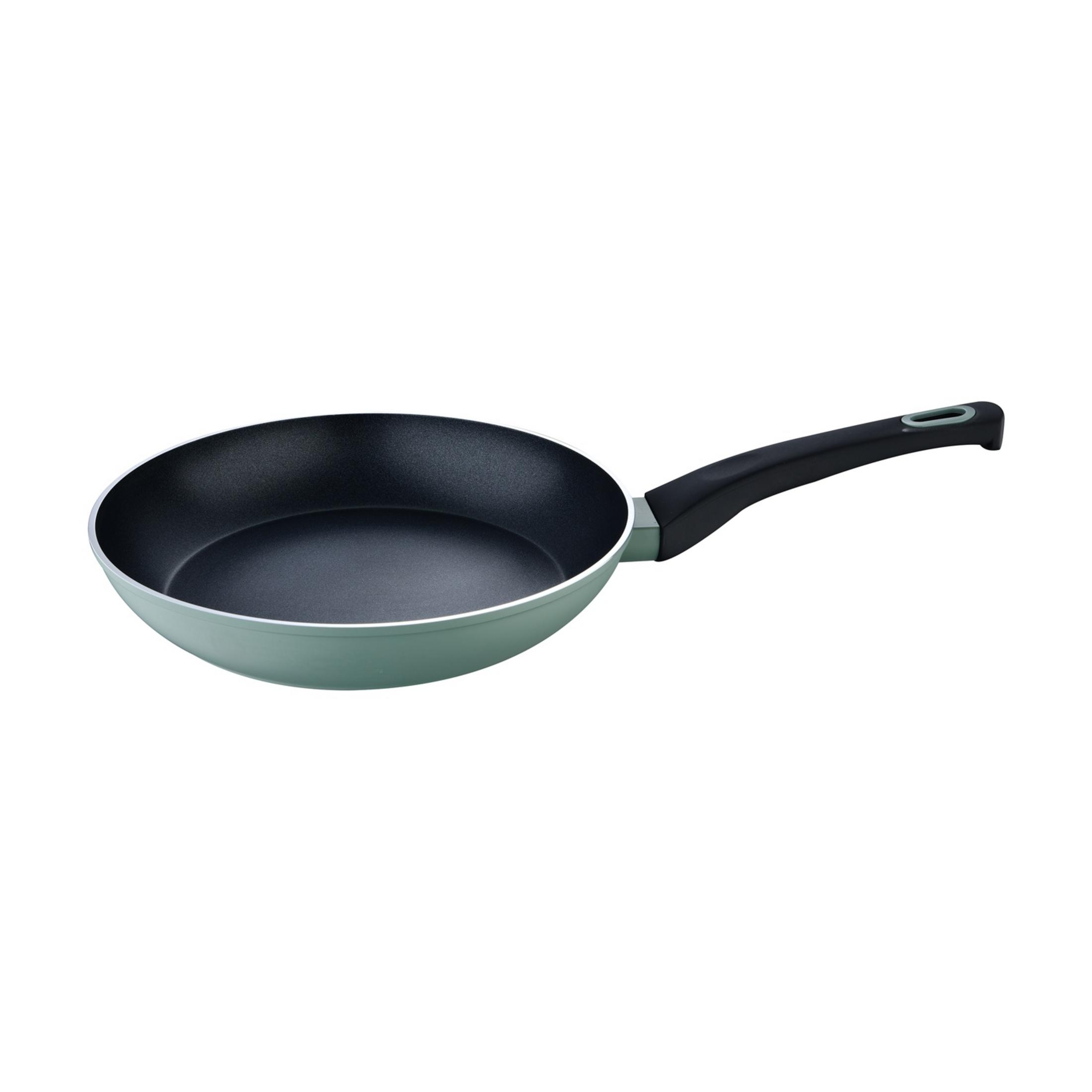 Una sartén verde claro con mango negro, aislada sobre fondo blanco.