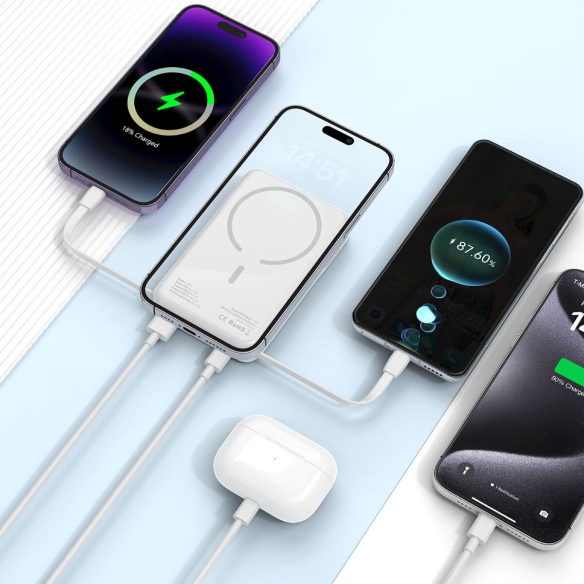 Vier Geräte laden: drei Smartphones und ein Ladecase für Kopfhörer.