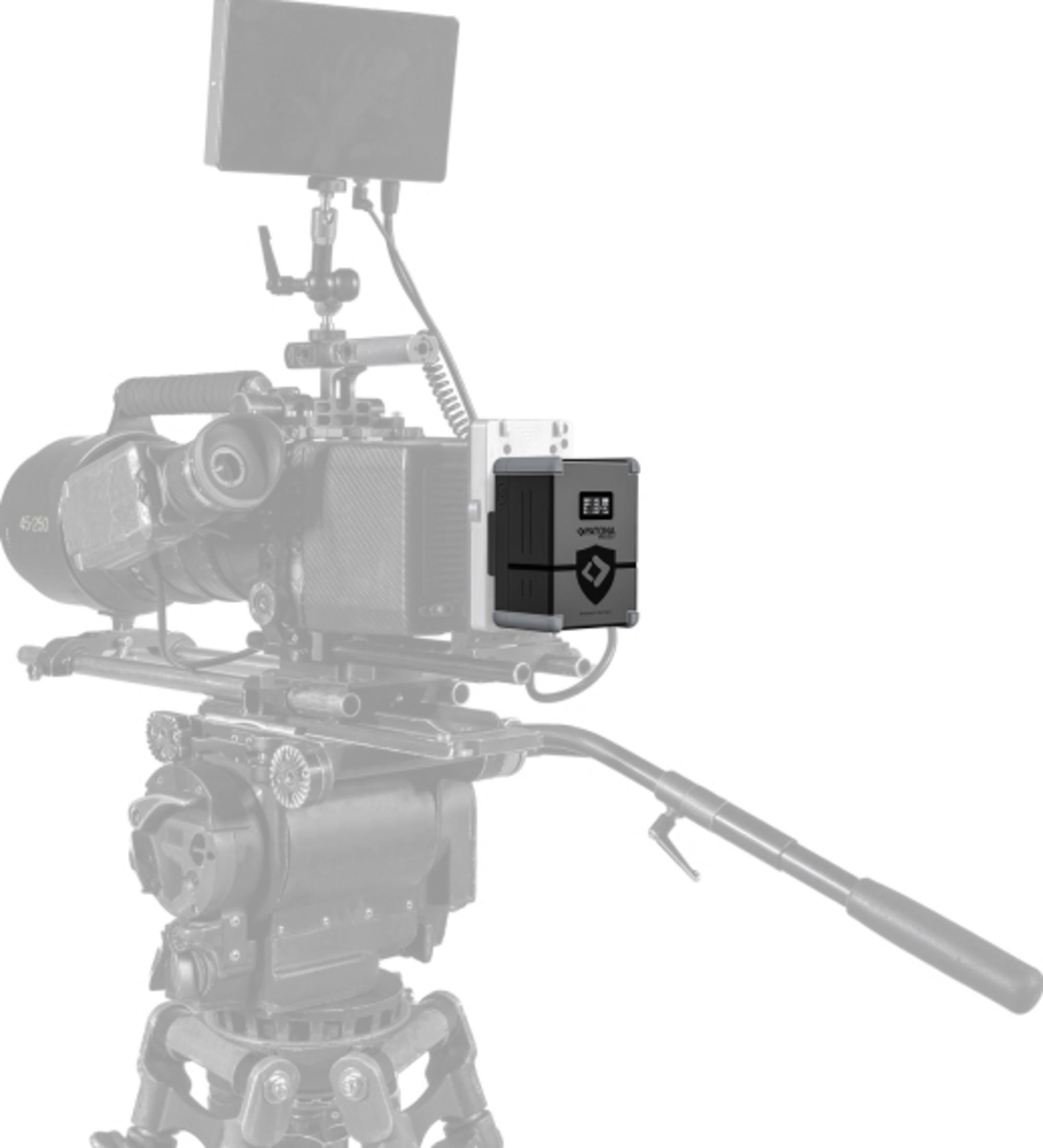 Telecamera grigio e nera con accessori, una piccola scatola nera è attaccata.