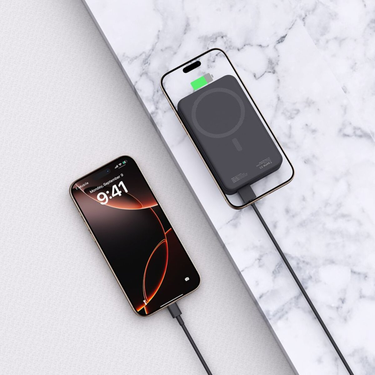 Ein schwarzes iPhone wird über ein Kabel aufgeladen. Ein weiteres iPhone lädt ein schwarzes Zubehör.