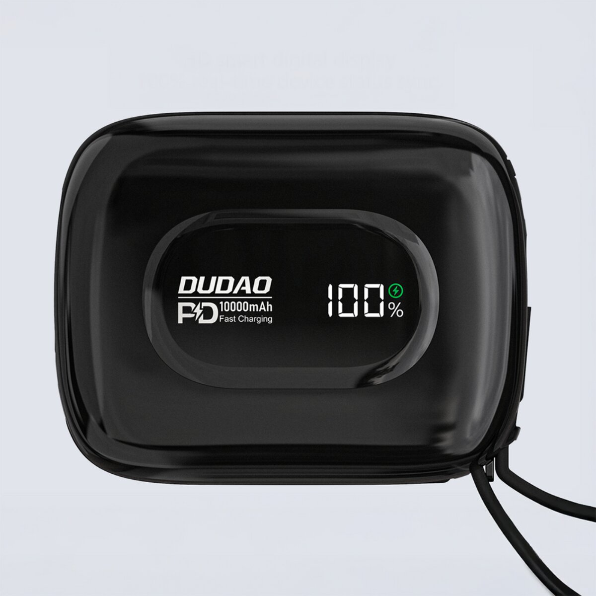 Schwarzes Ladegerät zeigt 100% Ladezustand mit 10000mAh Kapazität.