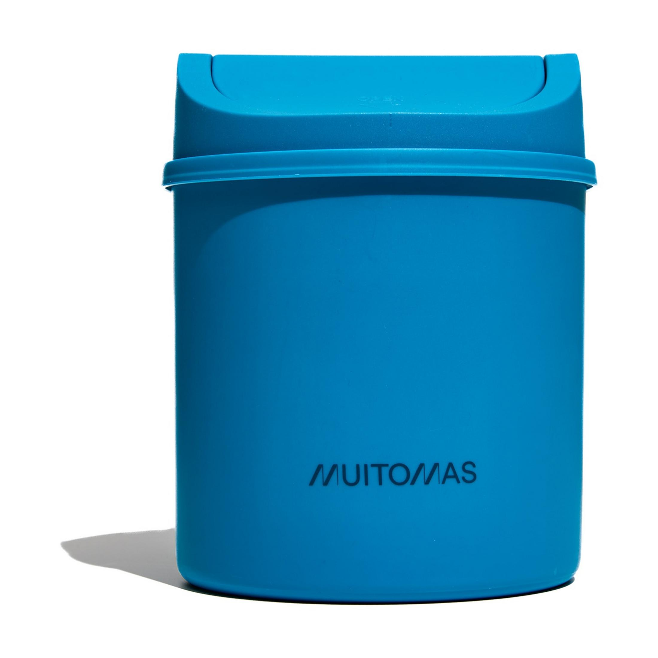 Un contenitore blu con coperchio e logo MUITOMAS.