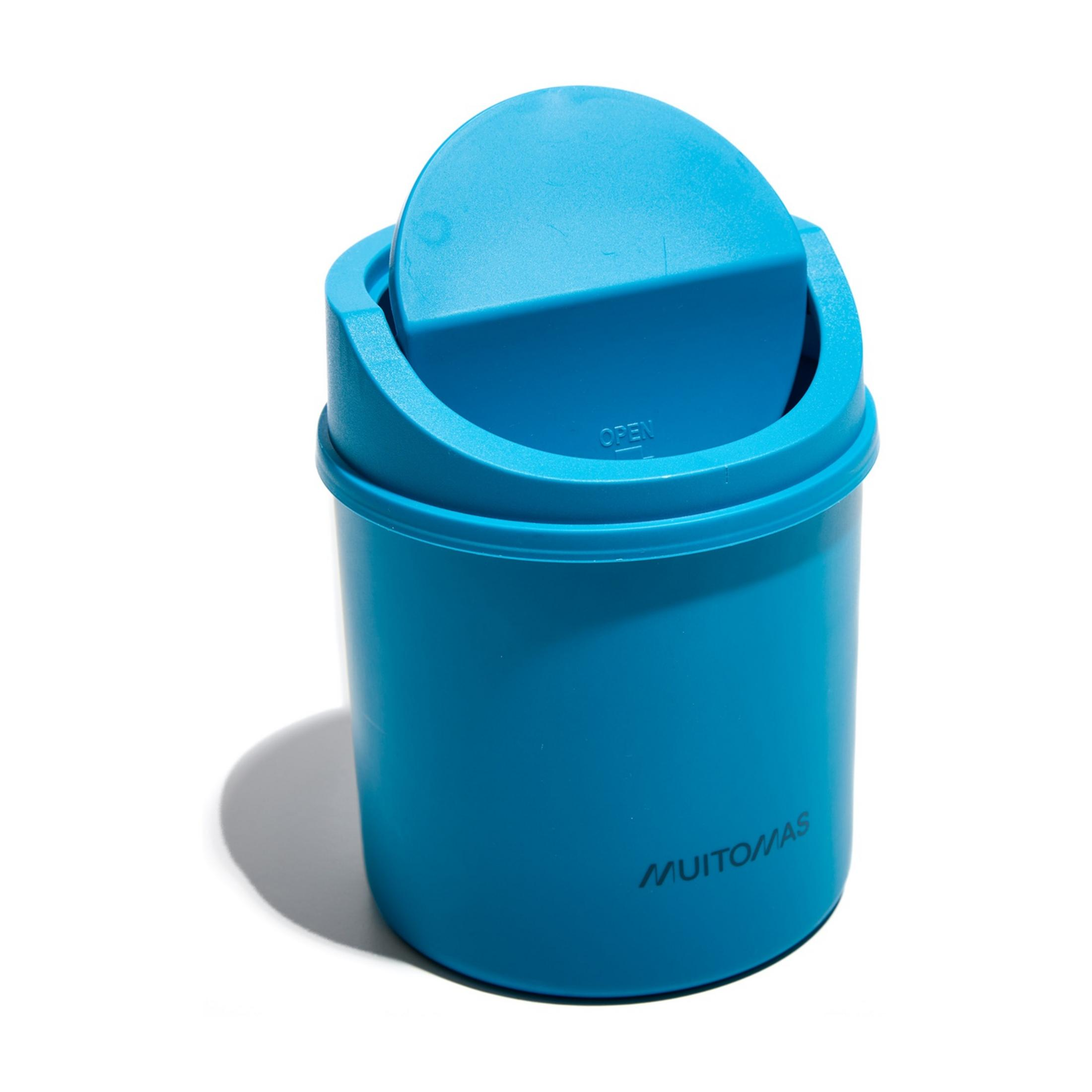 Un cestino blu con coperchio a ribalta, su sfondo bianco.