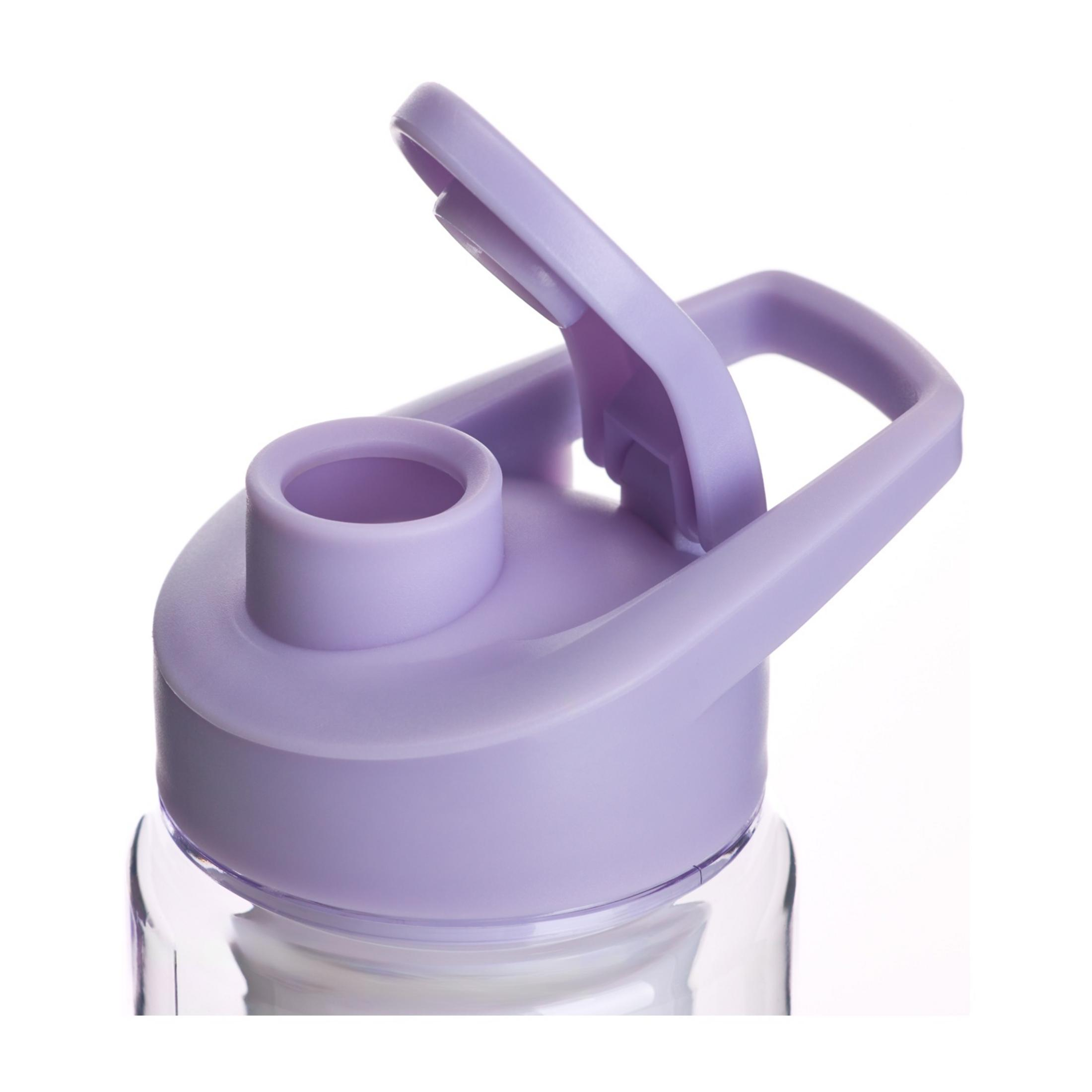 Il coperchio di una borraccia viola con il tappo a scatto aperto e manico.