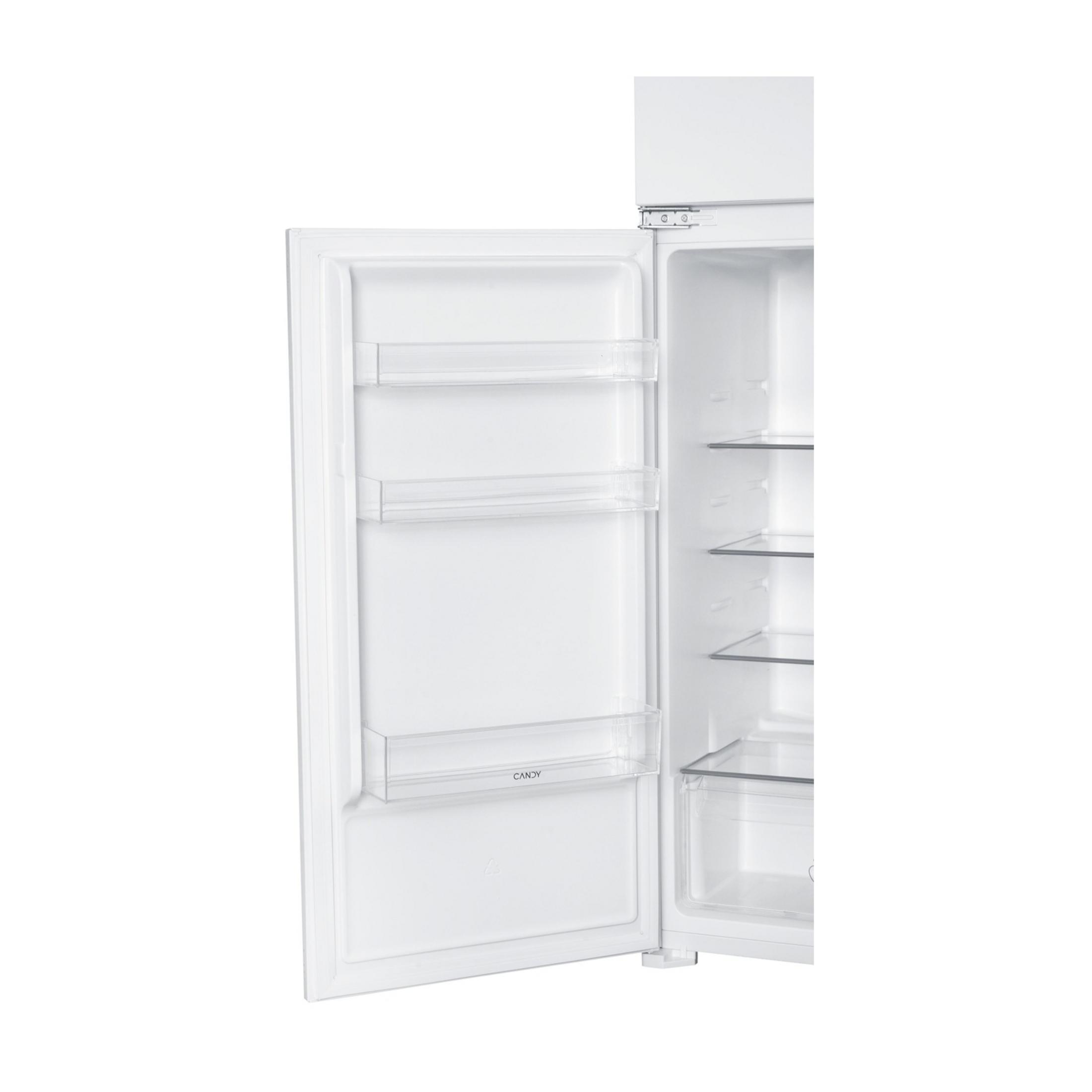 Biała lodówka z otwartymi drzwiami, widać półki wewnątrz.