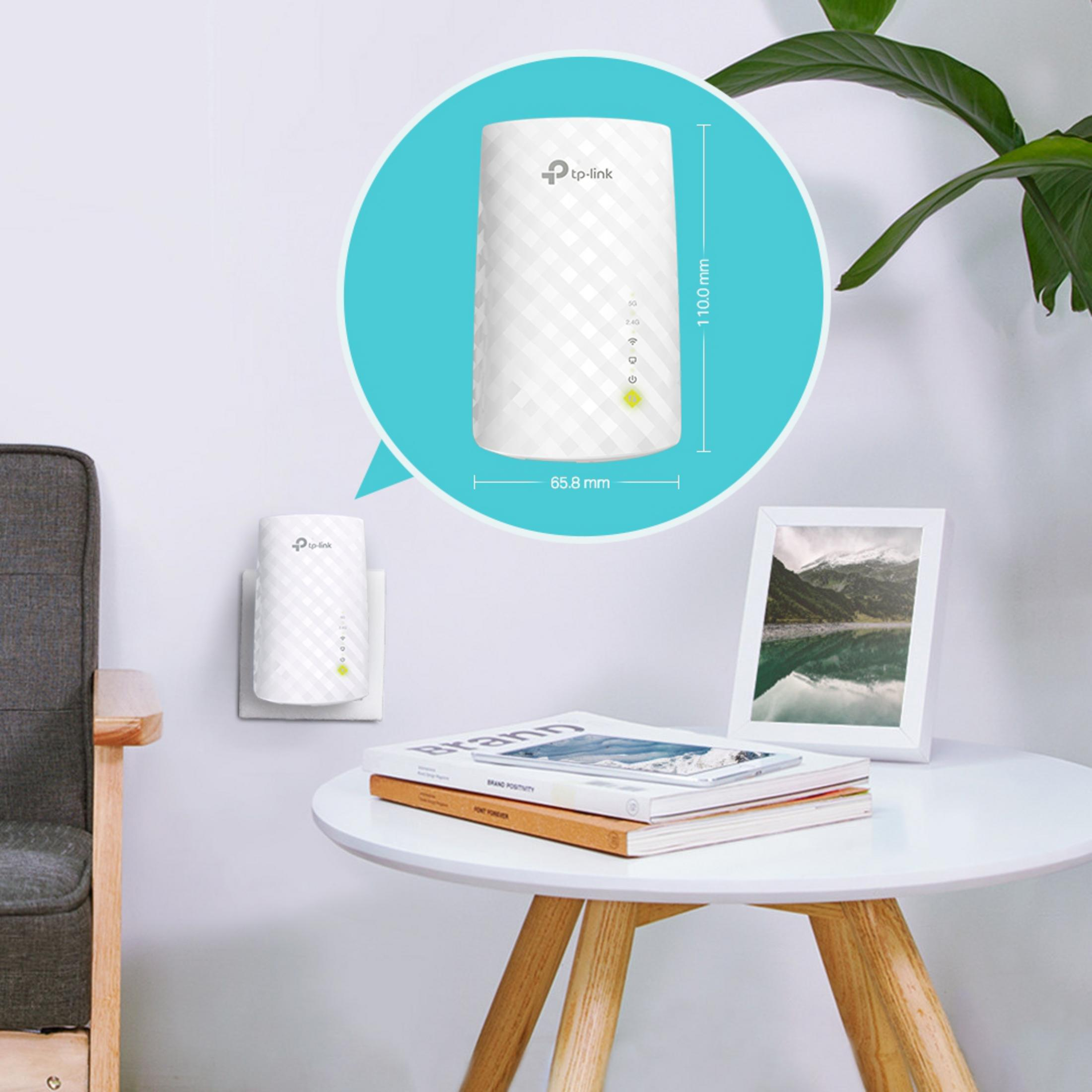Un répéteur Wi-Fi TP-Link blanc branché sur une prise murale. Les dimensions sont visibles.