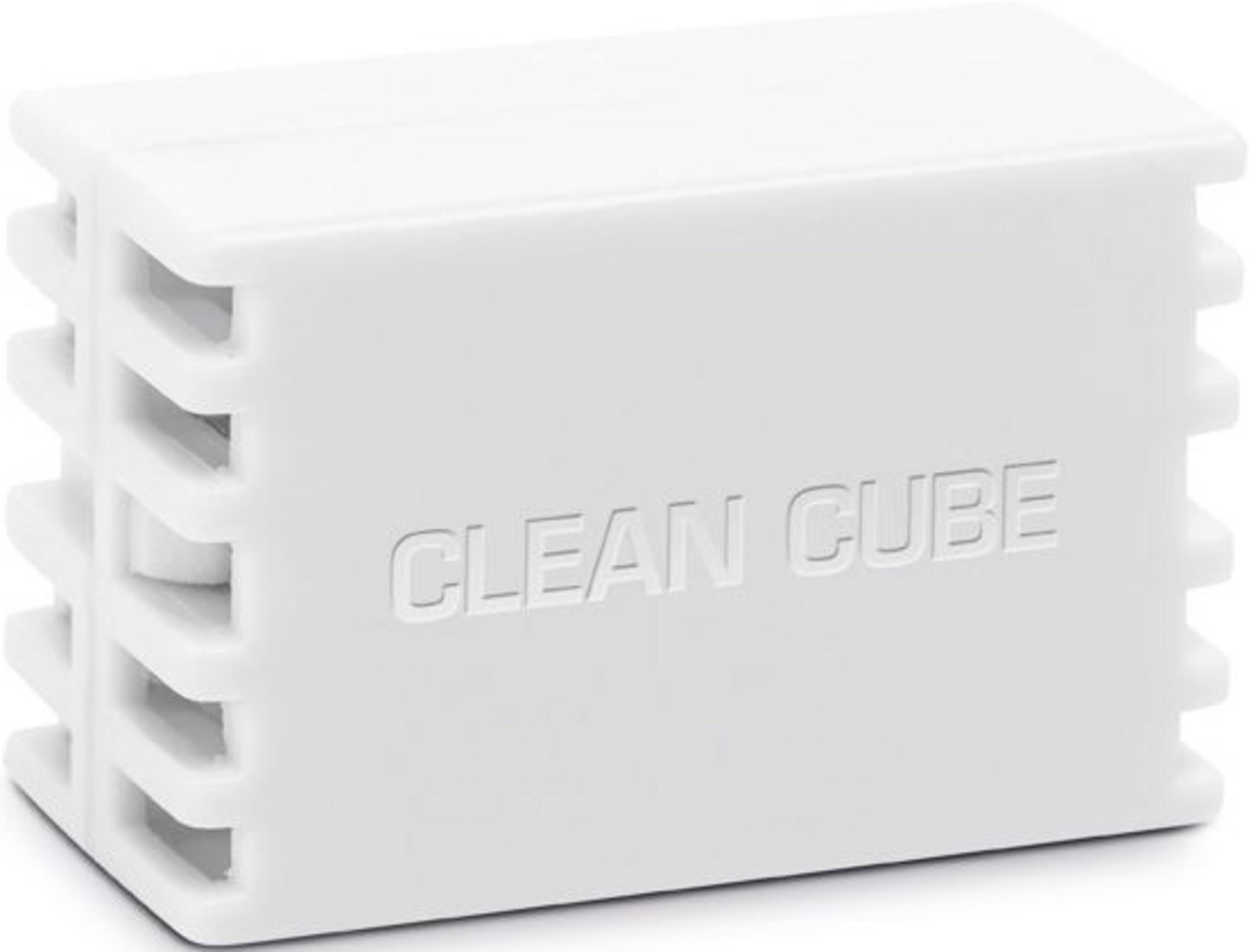 Un cubo bianco con la scritta CLEAN CUBE.