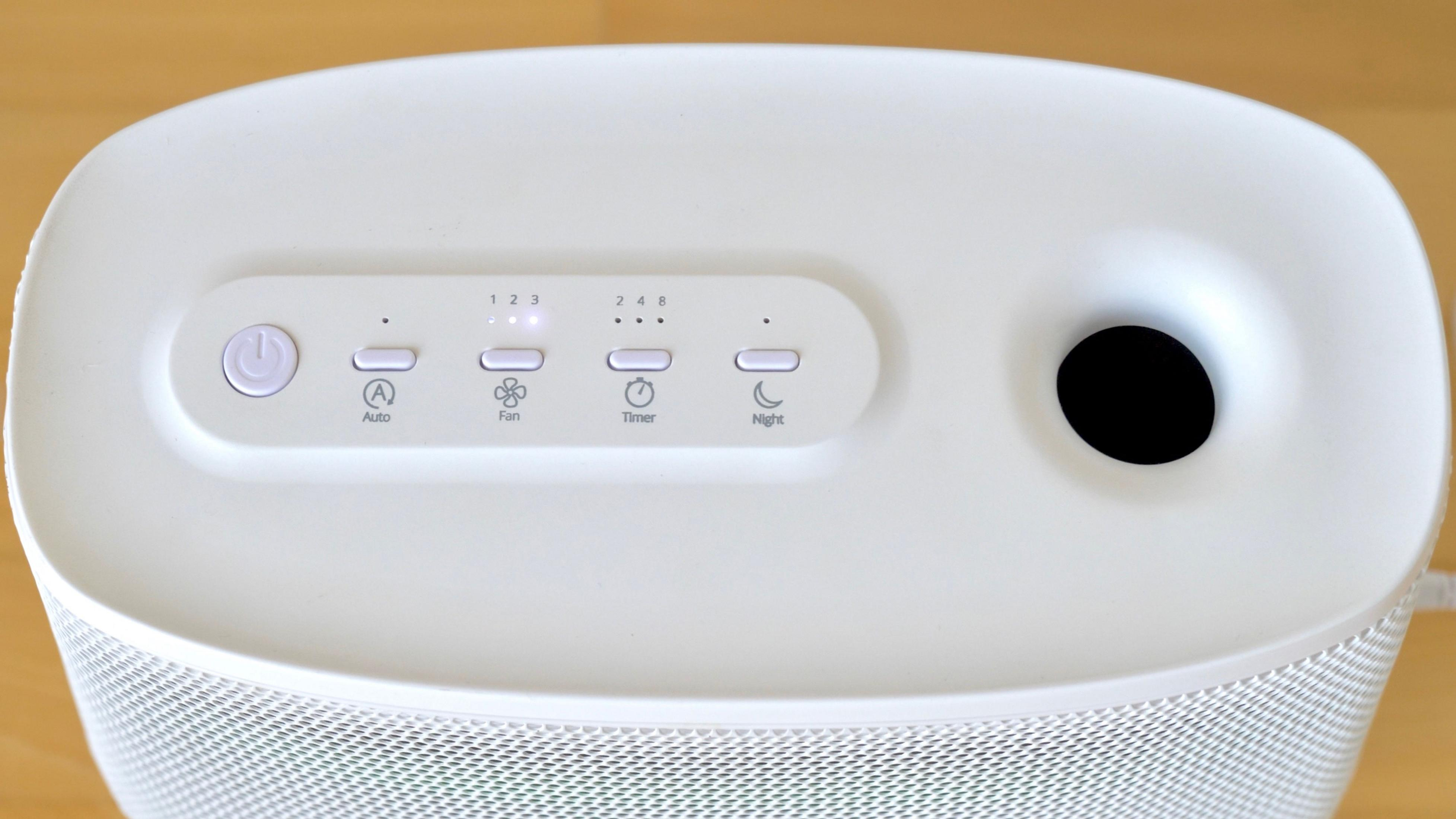 Un dispositivo bianco con pulsanti di controllo per Auto, Ventola, Timer e modalità Notte.